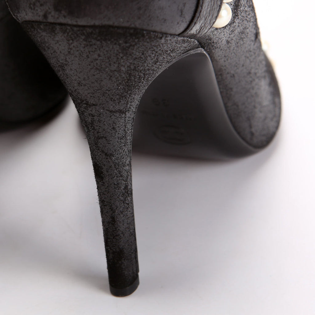 Chanel CC Logo Pearl Pumps Size 39 Black