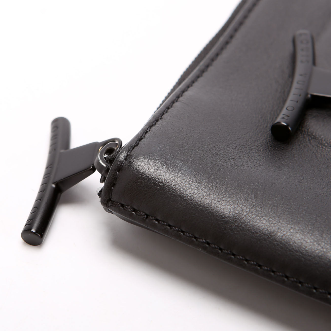 Louis Vuitton Pochette Cosmo Leather Black