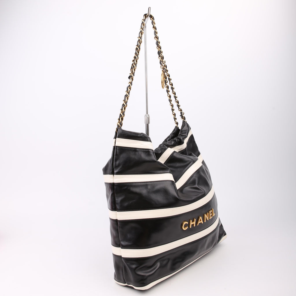 Chanel Chanel 22 Quilted Small Hobo RFID Black/White