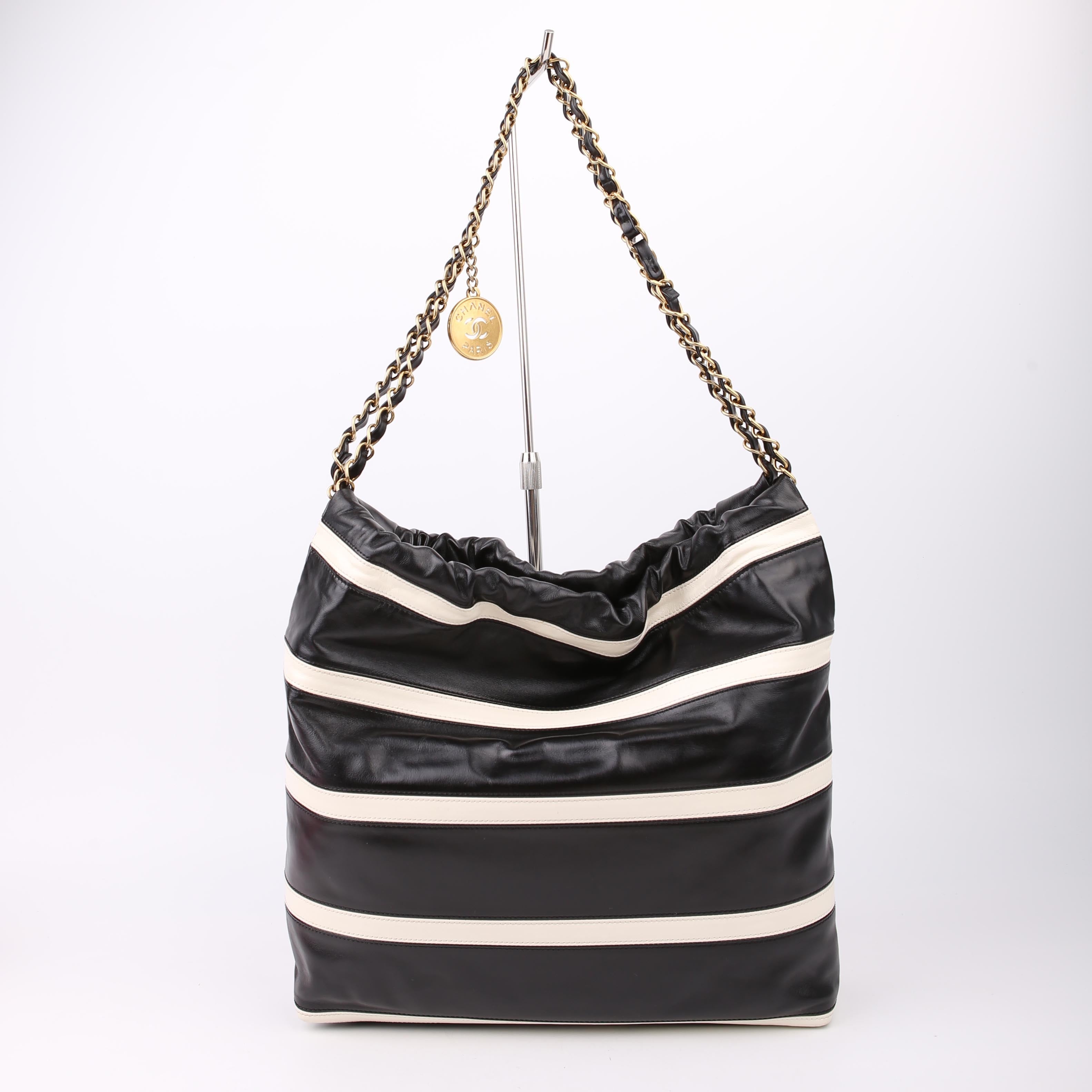 Chanel Chanel 22 Quilted Small Hobo RFID Black/White