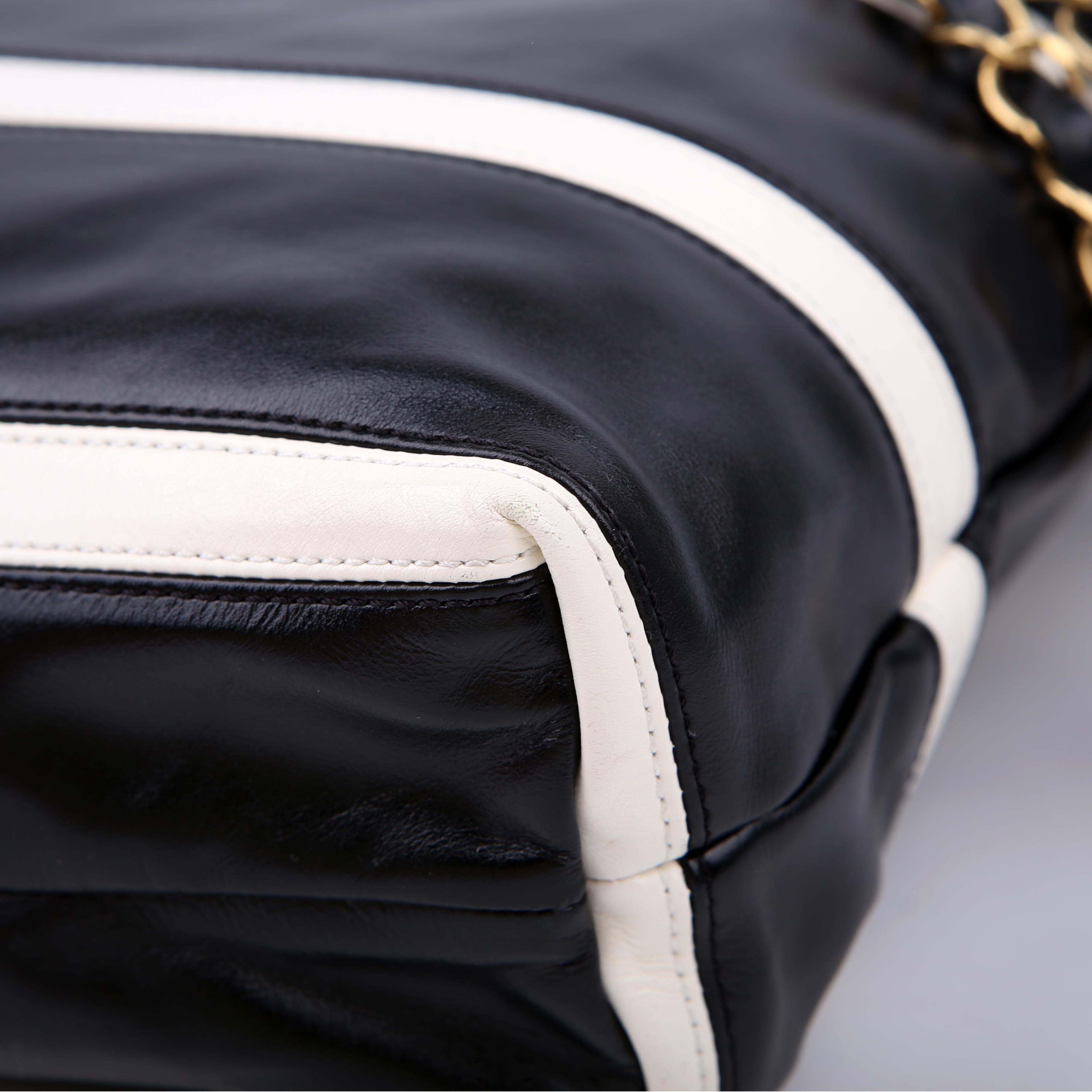 Chanel Chanel 22 Quilted Small Hobo RFID Black/White