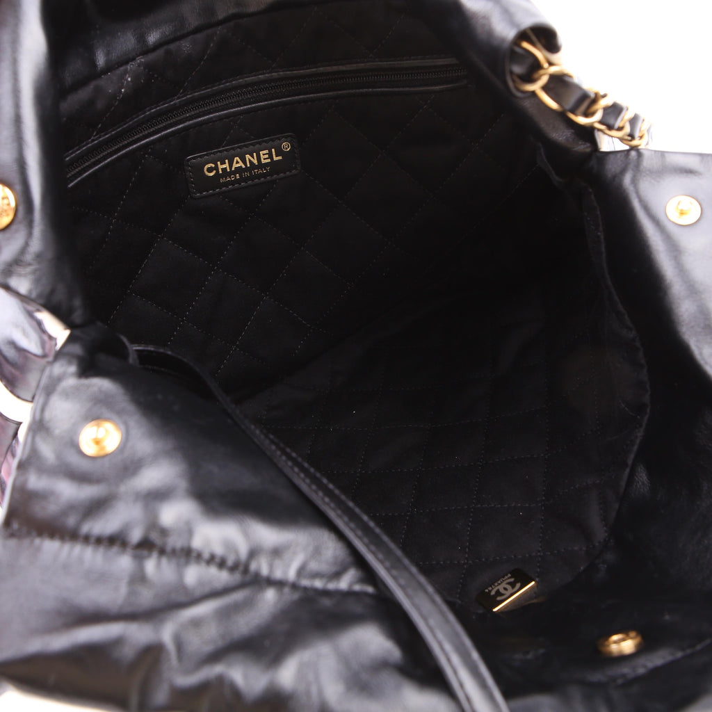 Chanel Chanel 22 Quilted Small Hobo RFID Black/White