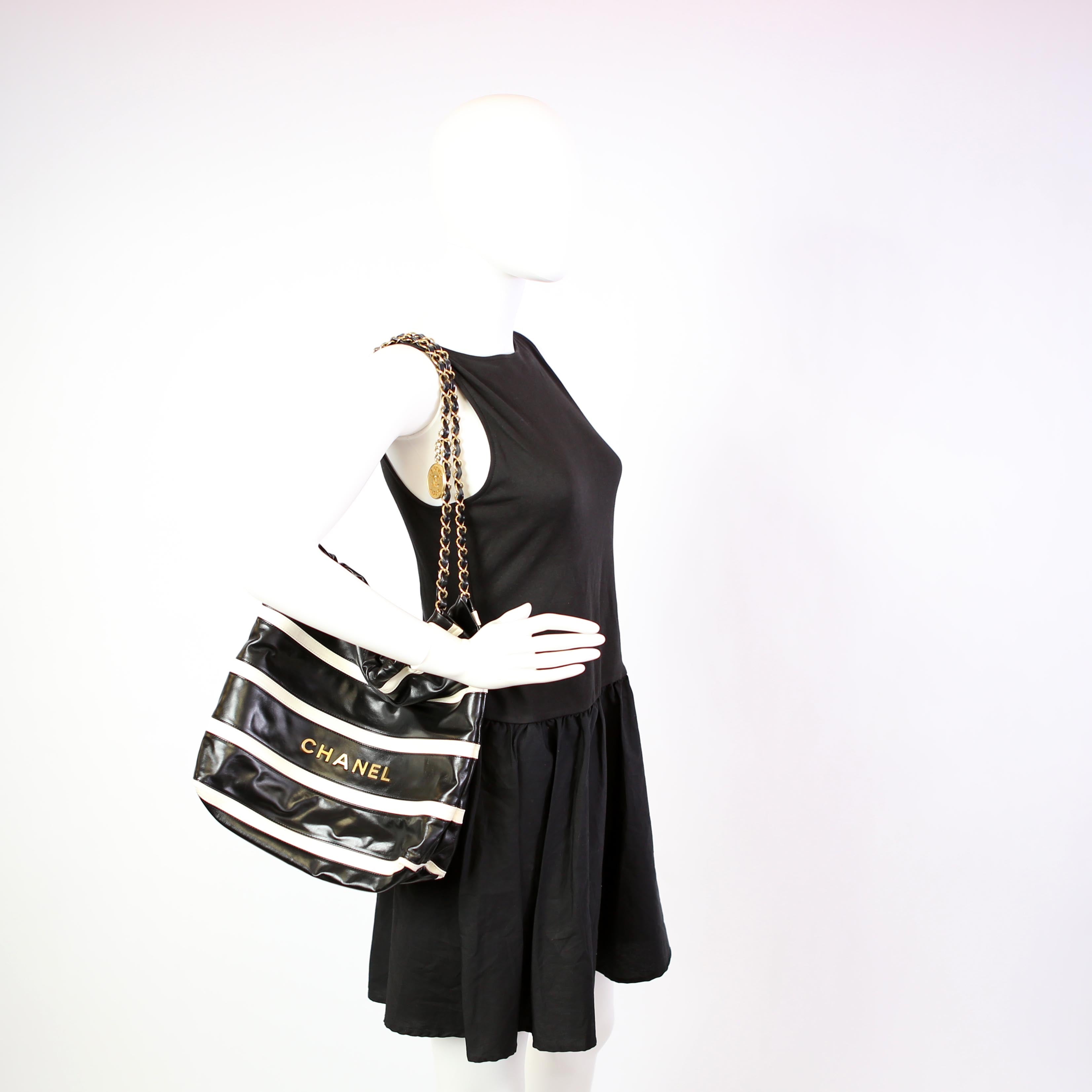 Chanel Chanel 22 Quilted Small Hobo RFID Black/White