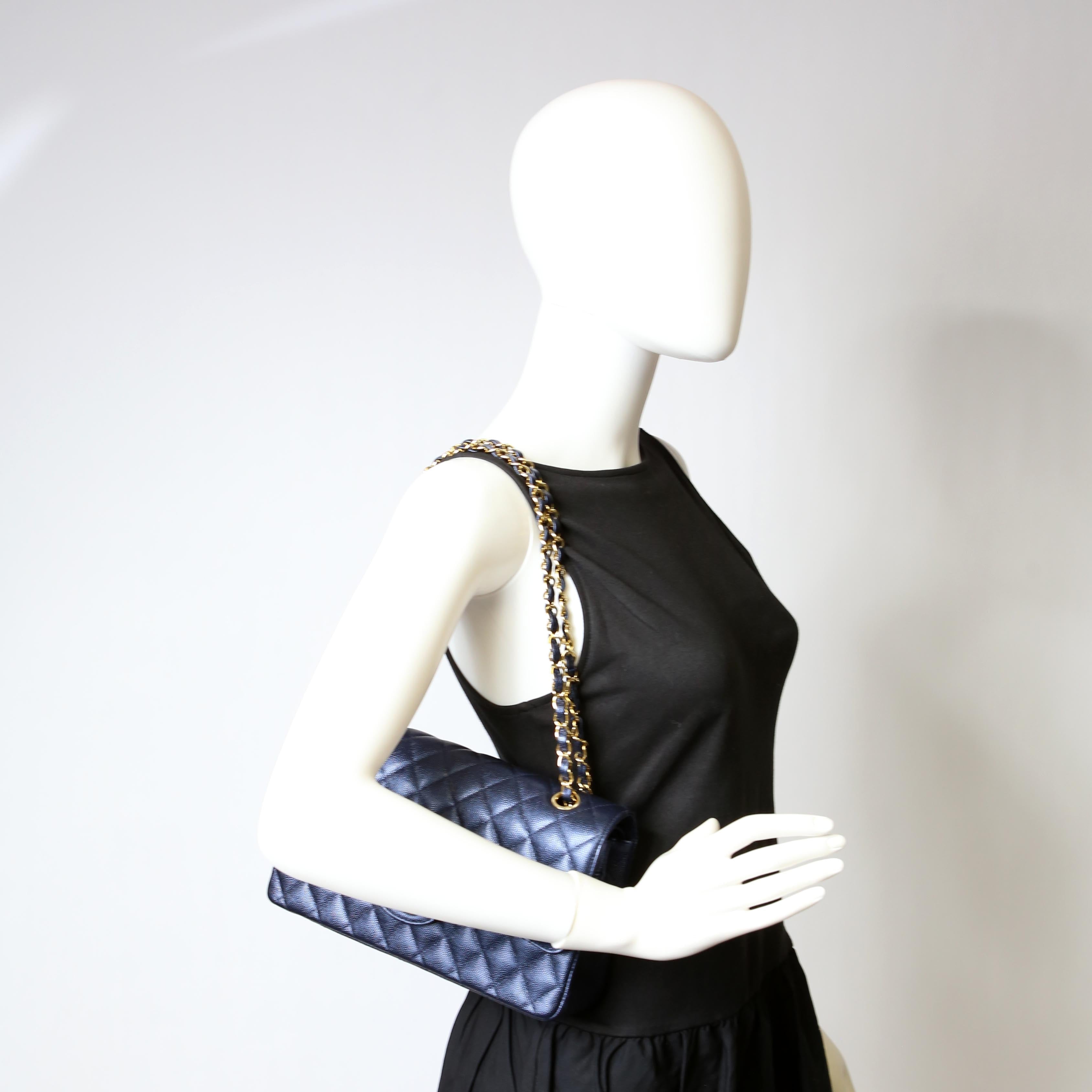 Chanel Classic Flap Medium Caviar 29-31M Navy