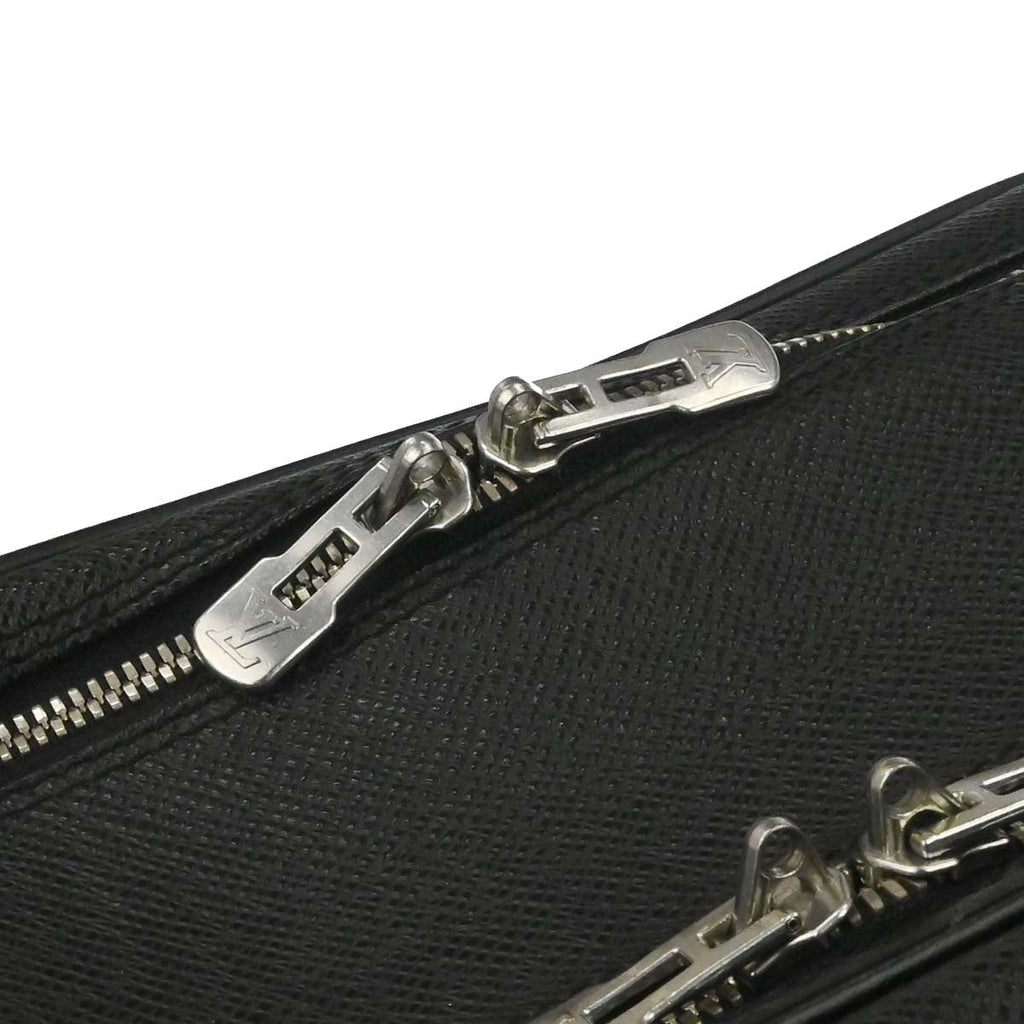 Louis Vuitton Black Taiga Reporter PM Shoulder Bag M30152
