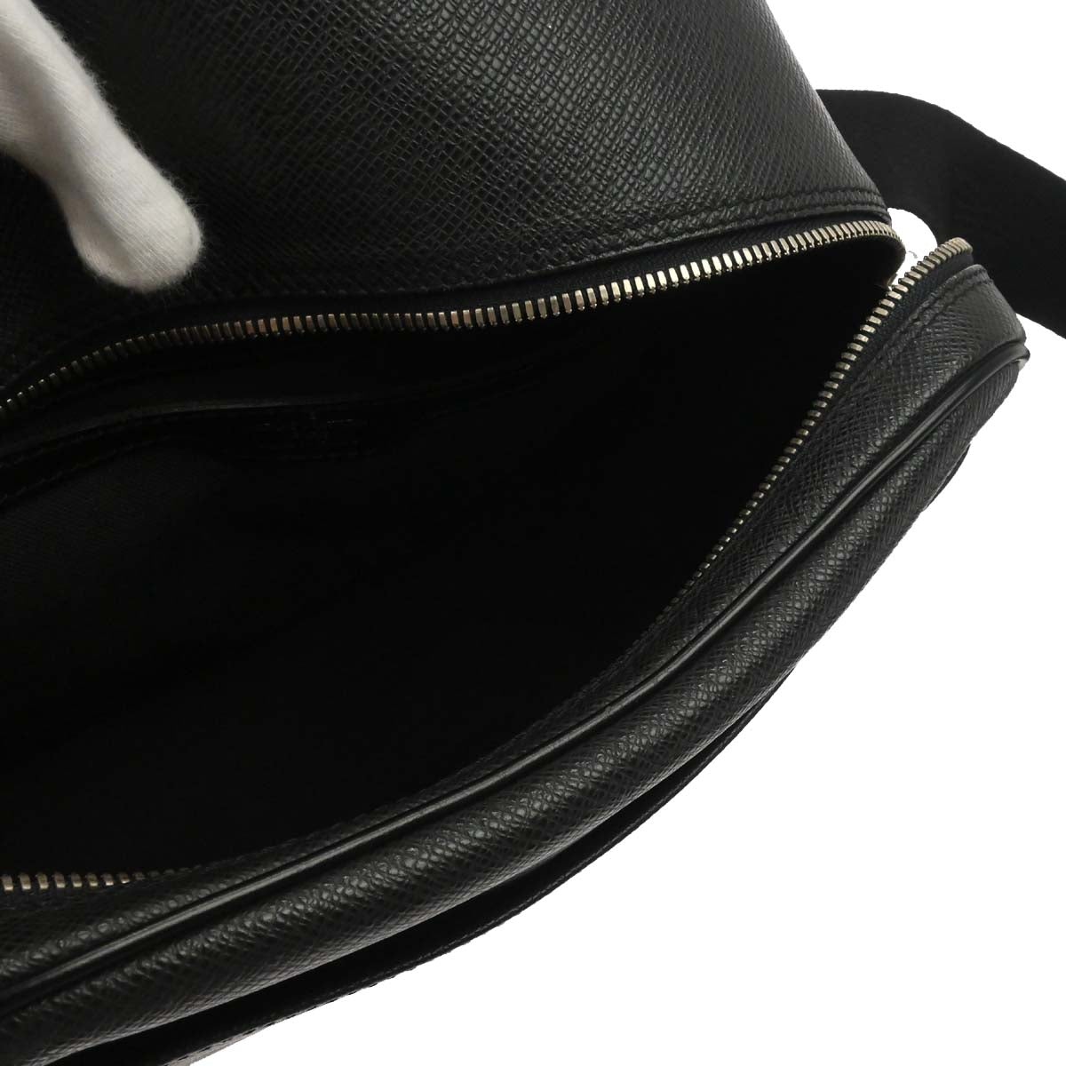 Louis Vuitton Black Taiga Reporter PM Shoulder Bag M30152