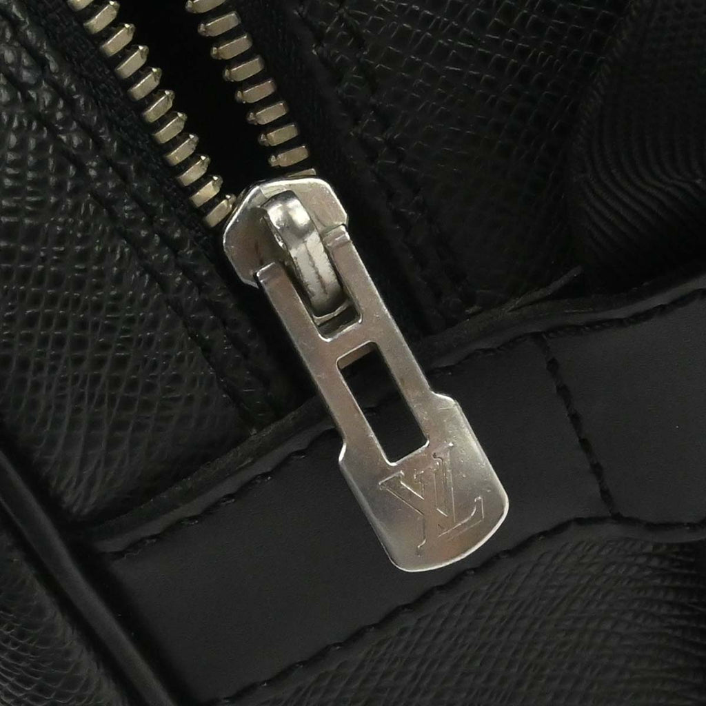 Louis Vuitton Black Taiga Reporter PM Shoulder Bag M30152