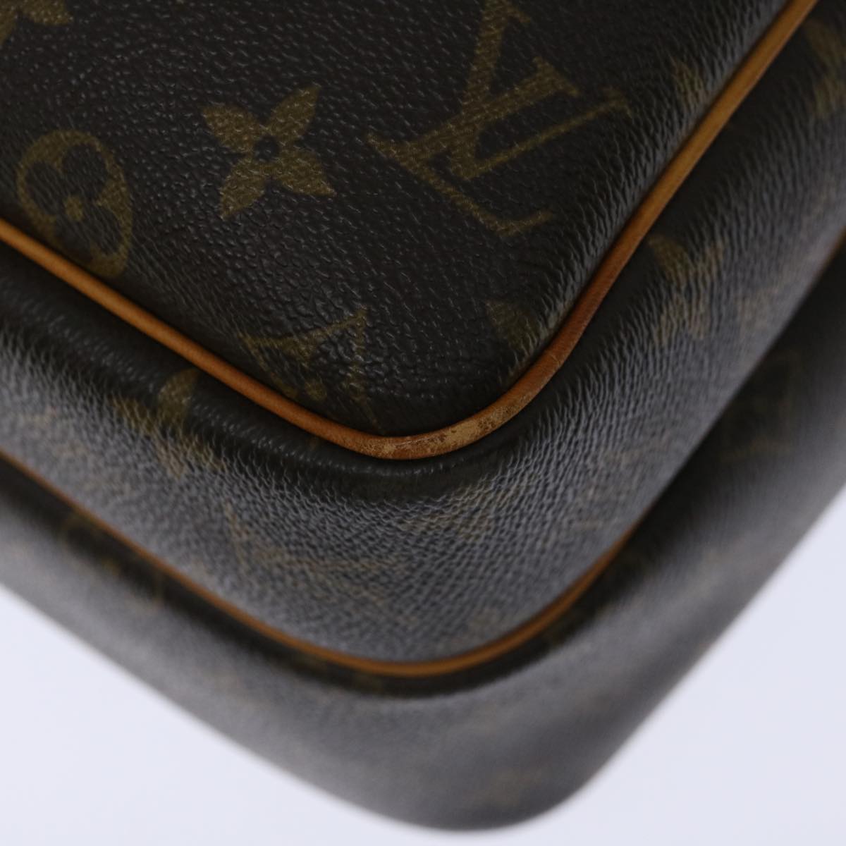 LOUIS VUITTON Reporter Shoulder Bag