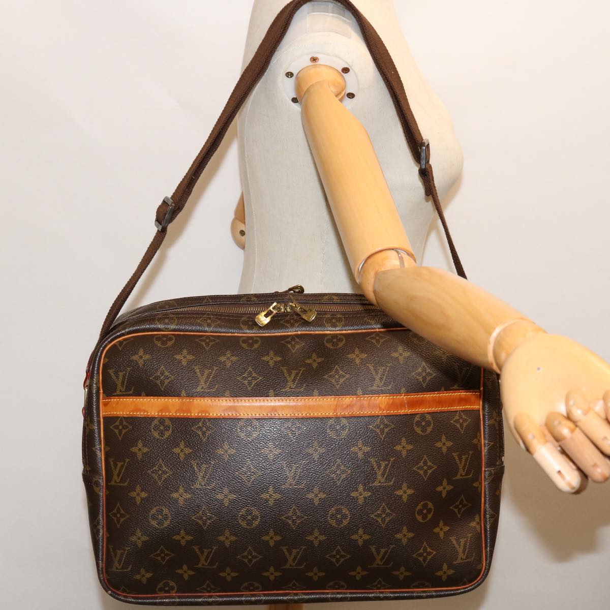 LOUIS VUITTON Reporter Shoulder Bag