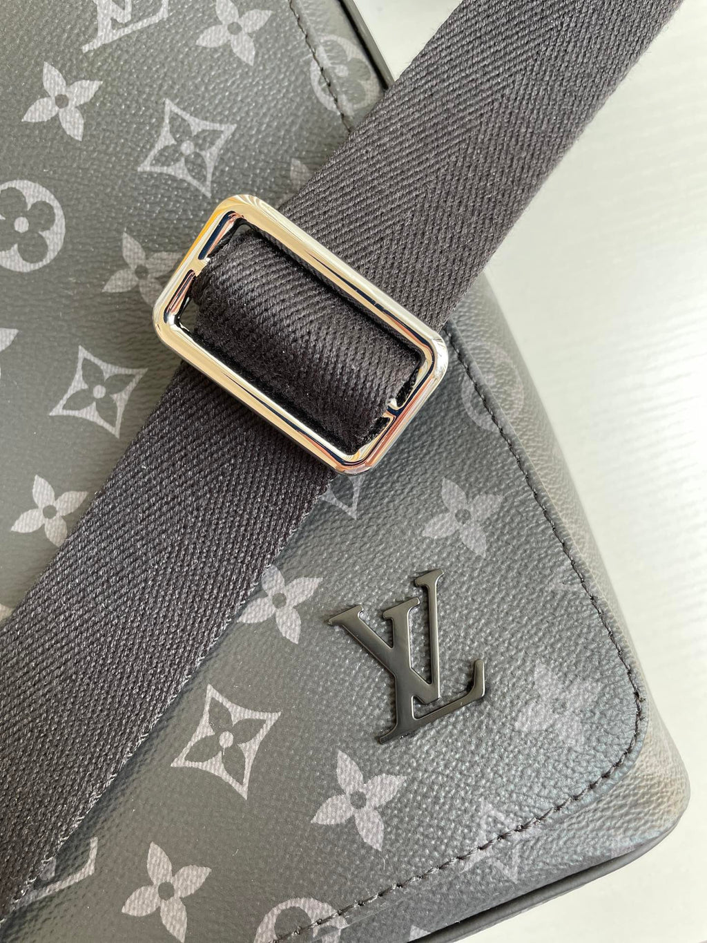 Louis Vuitton Diorstrict MM Monogram Eclipse Canvas For Men, Bags, Shoulder And Crossbody Bags 12.2in/31cm Louis Vuitton M44001