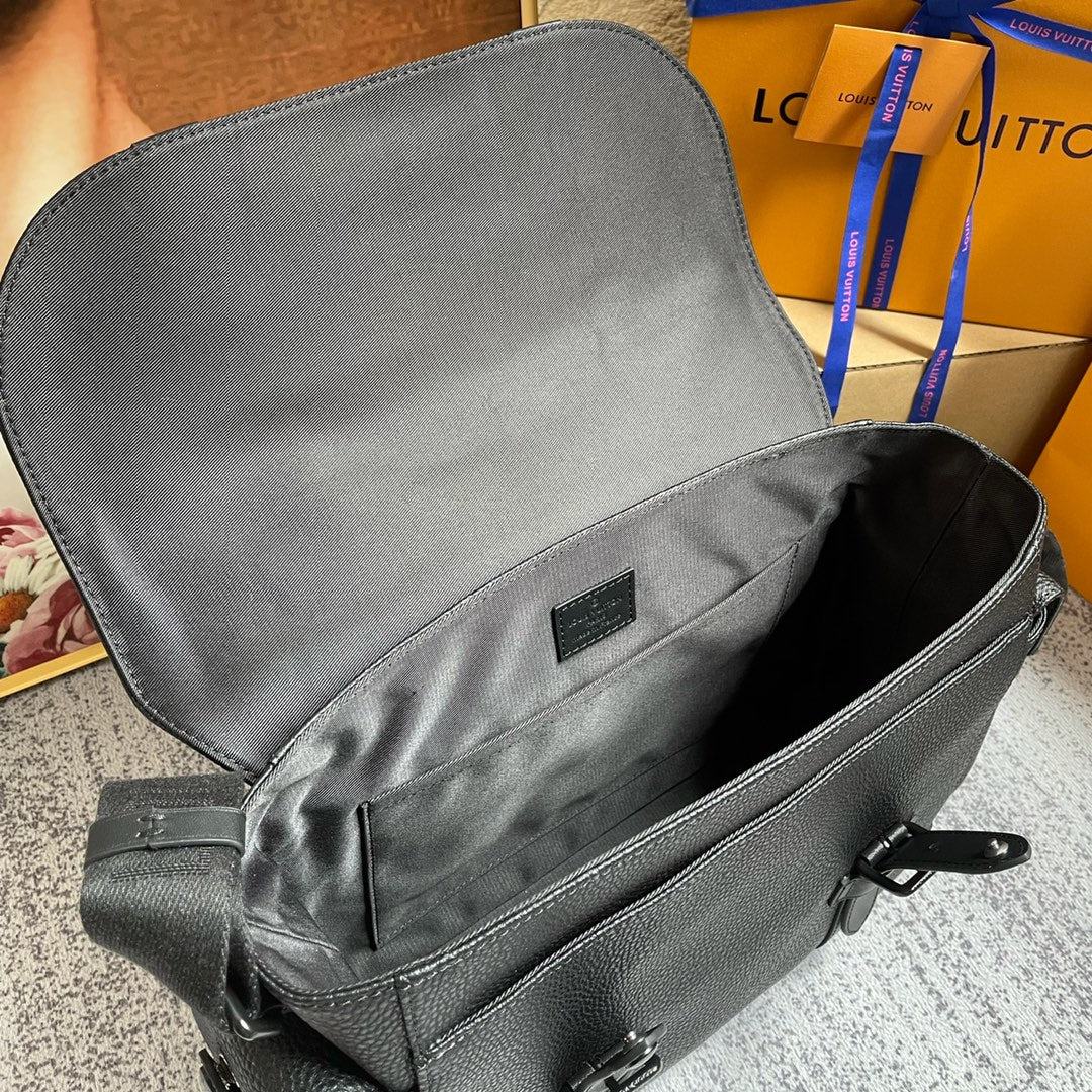 Louis Vuitton Christopher Messenger Taurillon Black For Men, Bags, Shoulder And Crossbody Bags 11.4in/29cm Louis Vuitton M58476