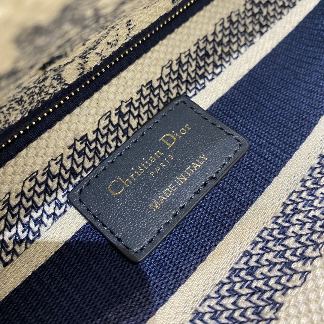 Dior MeDiorum Lady D-Lite Bag Blue Toile de Jouy Reverse Embroidery, Blue Handbags, Crossbody Bags, 24cm CD M0565ORGO_M928