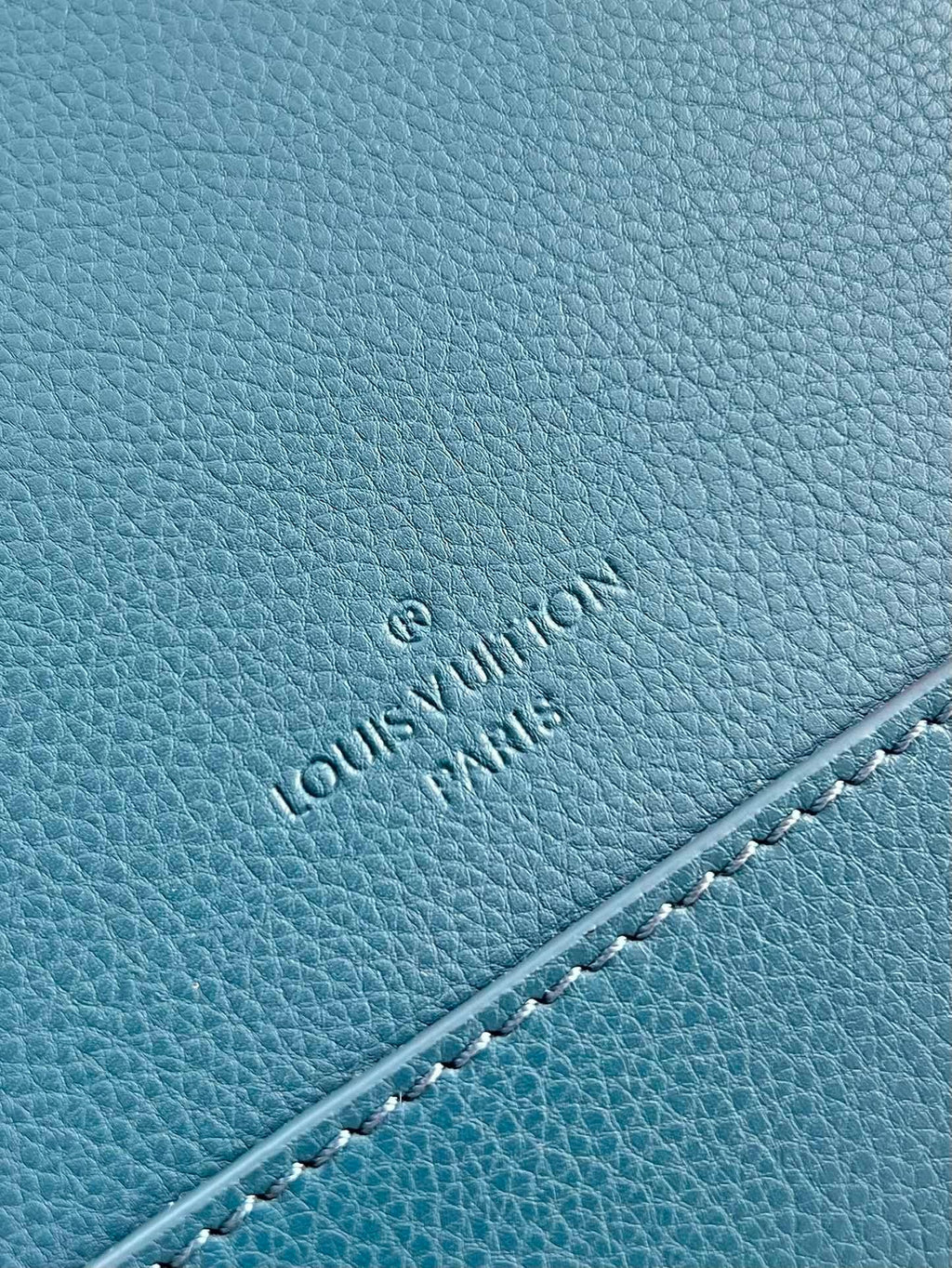 Louis Vuitton Messenger Grain Blue For Men, Bags, Shoulder And Crossbody Bags 11in/28cm Louis Vuitton M59327