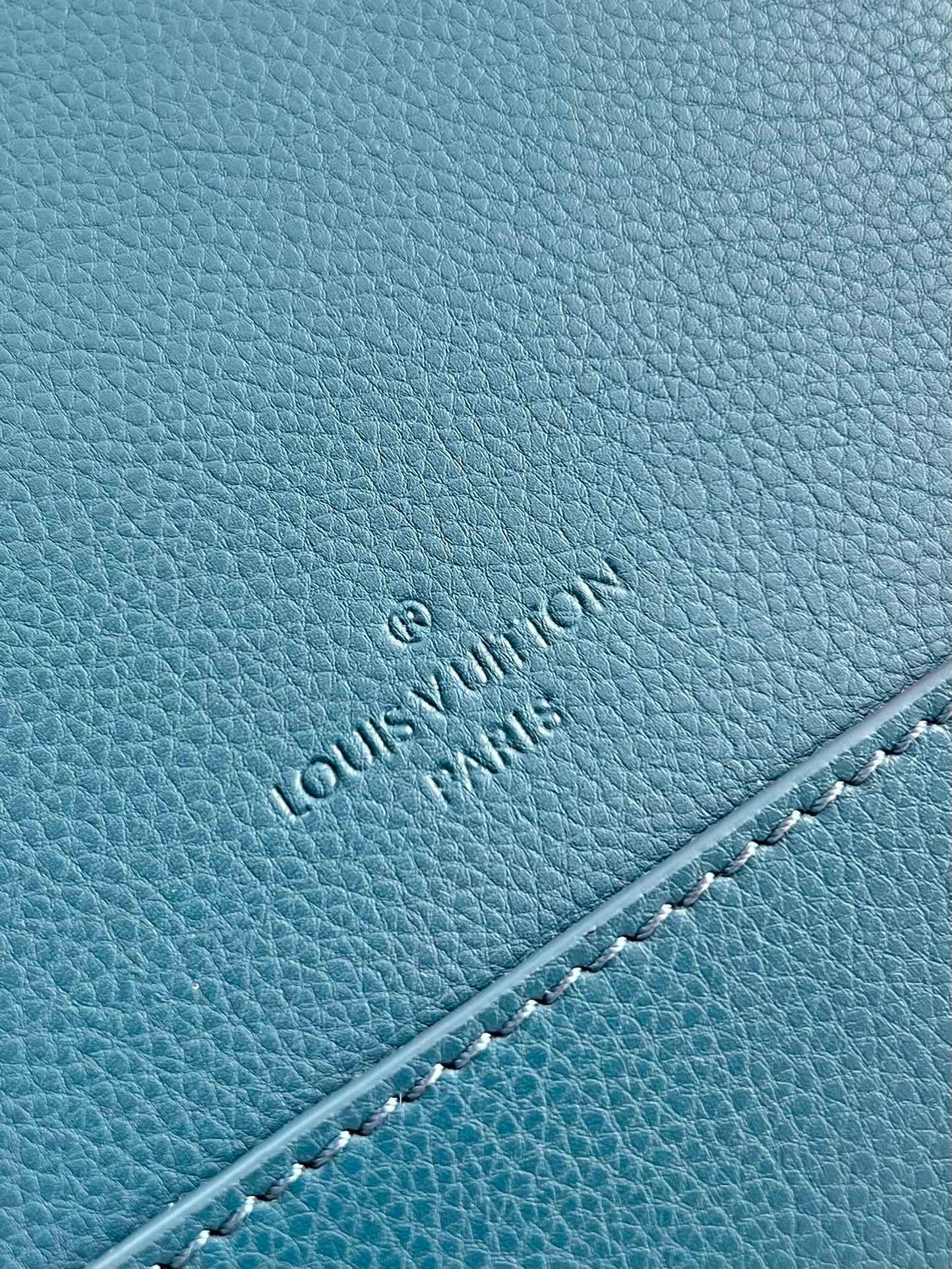 Louis Vuitton Messenger Grain Blue For Men, Bags, Shoulder And Crossbody Bags 11in/28cm Louis Vuitton M59327