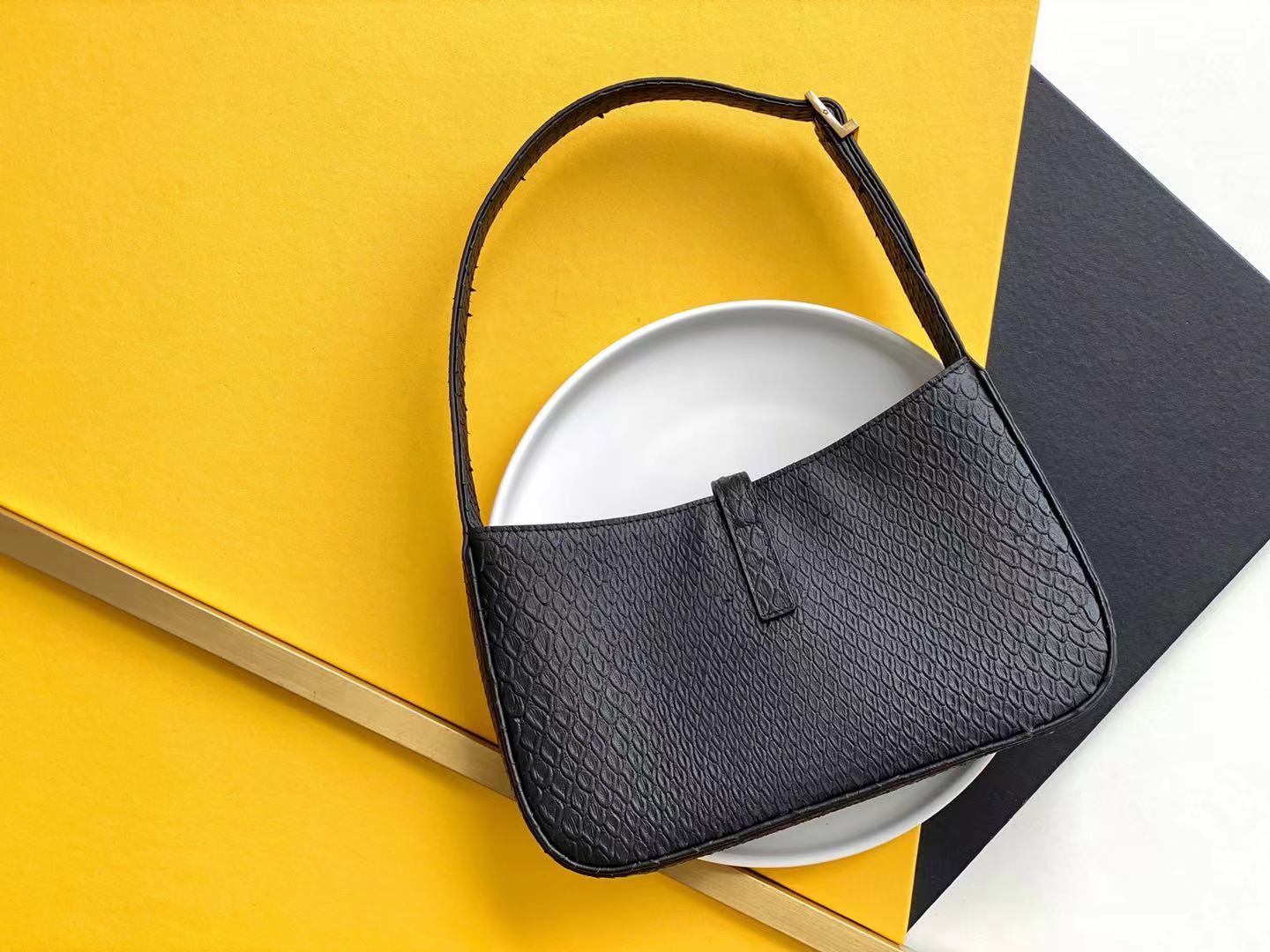 Top Quality LE 5 Ã 7 Hobo Bag Black Material For Women 9in/23cm YSL 657228EAAAU1000
