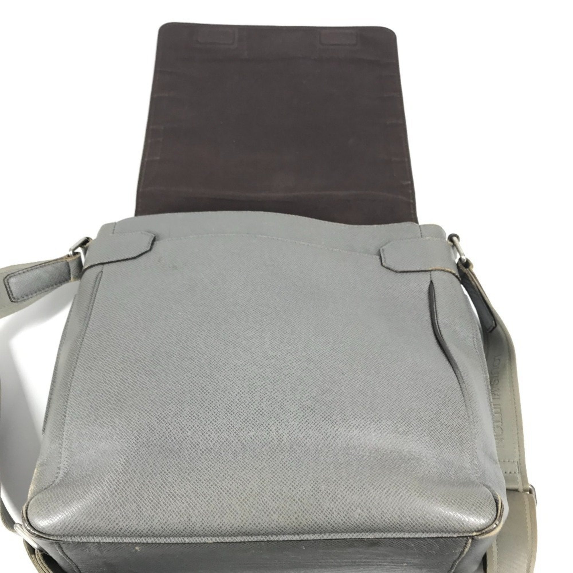 Louis Vuitton Glacier Gray Taiga Leather Messenger Bag Shoulder Bag