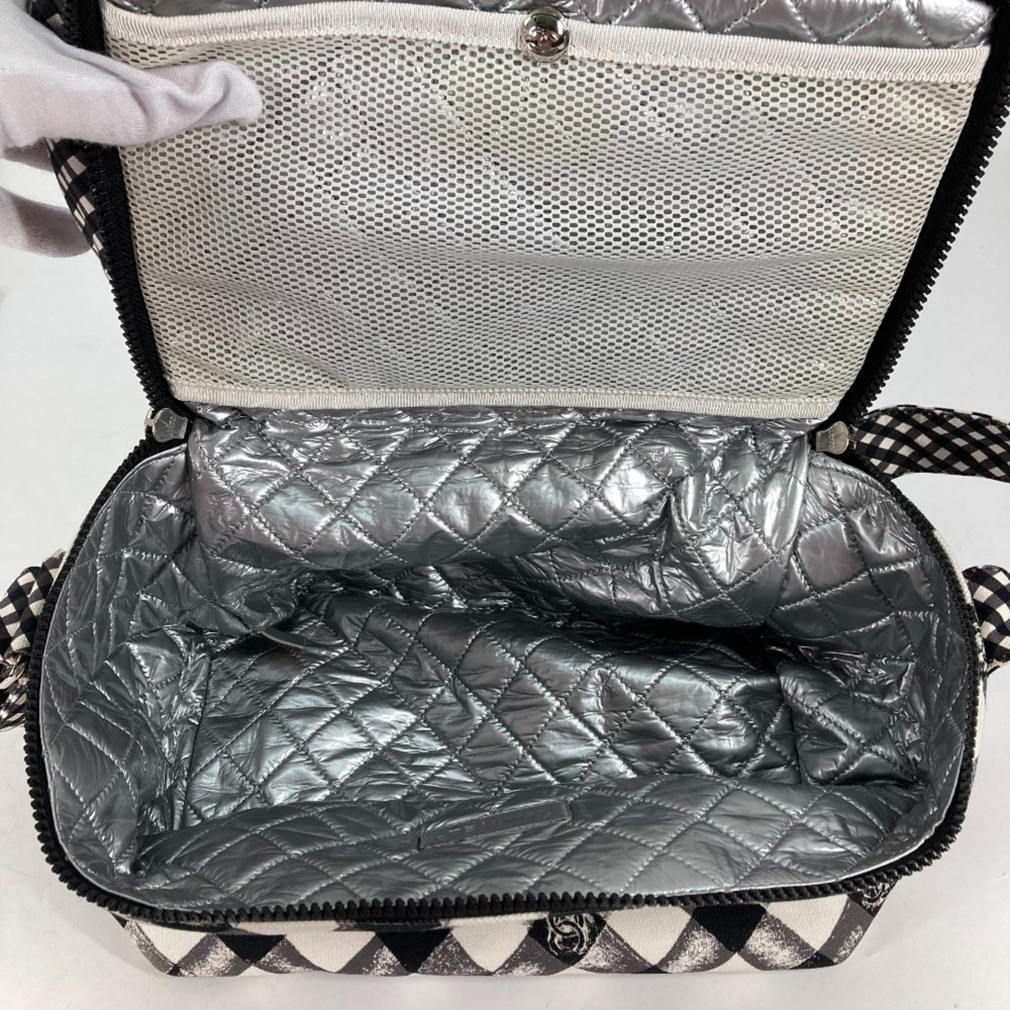 Chanel White Cloth Shoulder Bag