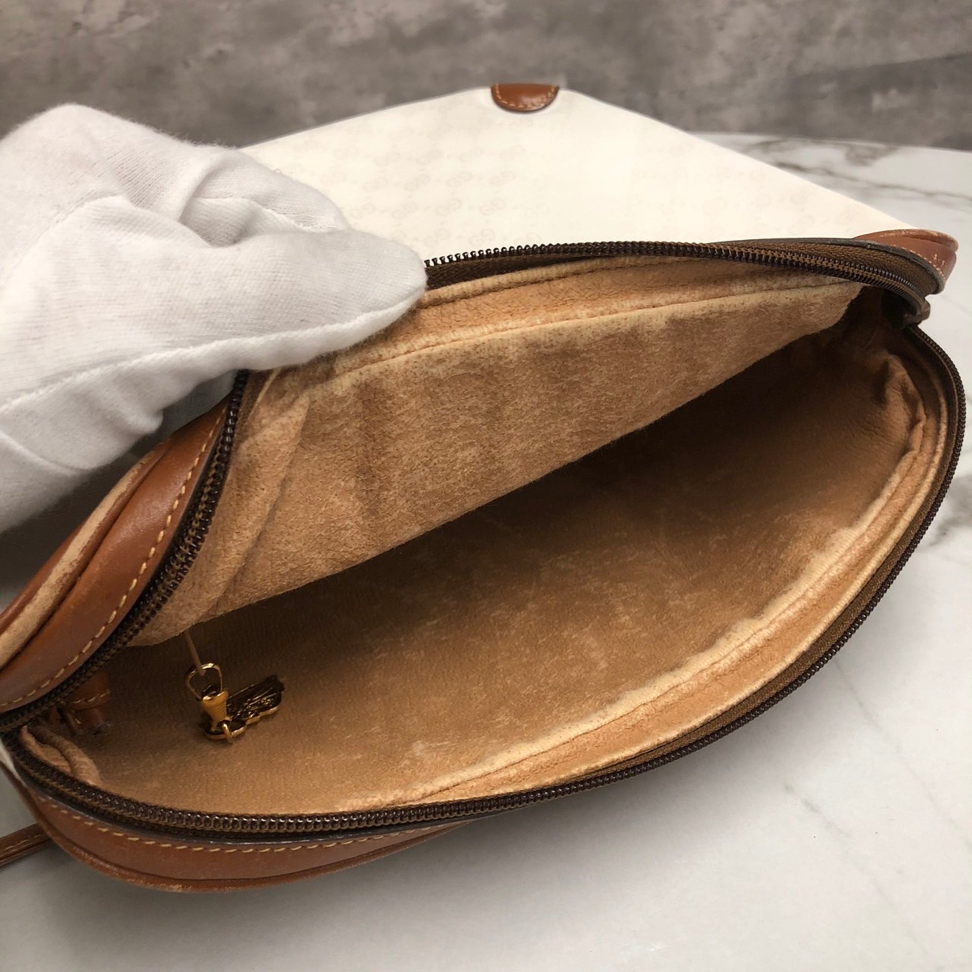 Gucci Microguccissima White Micro Gg Leather Shoulder Bag (Pre-Owned)