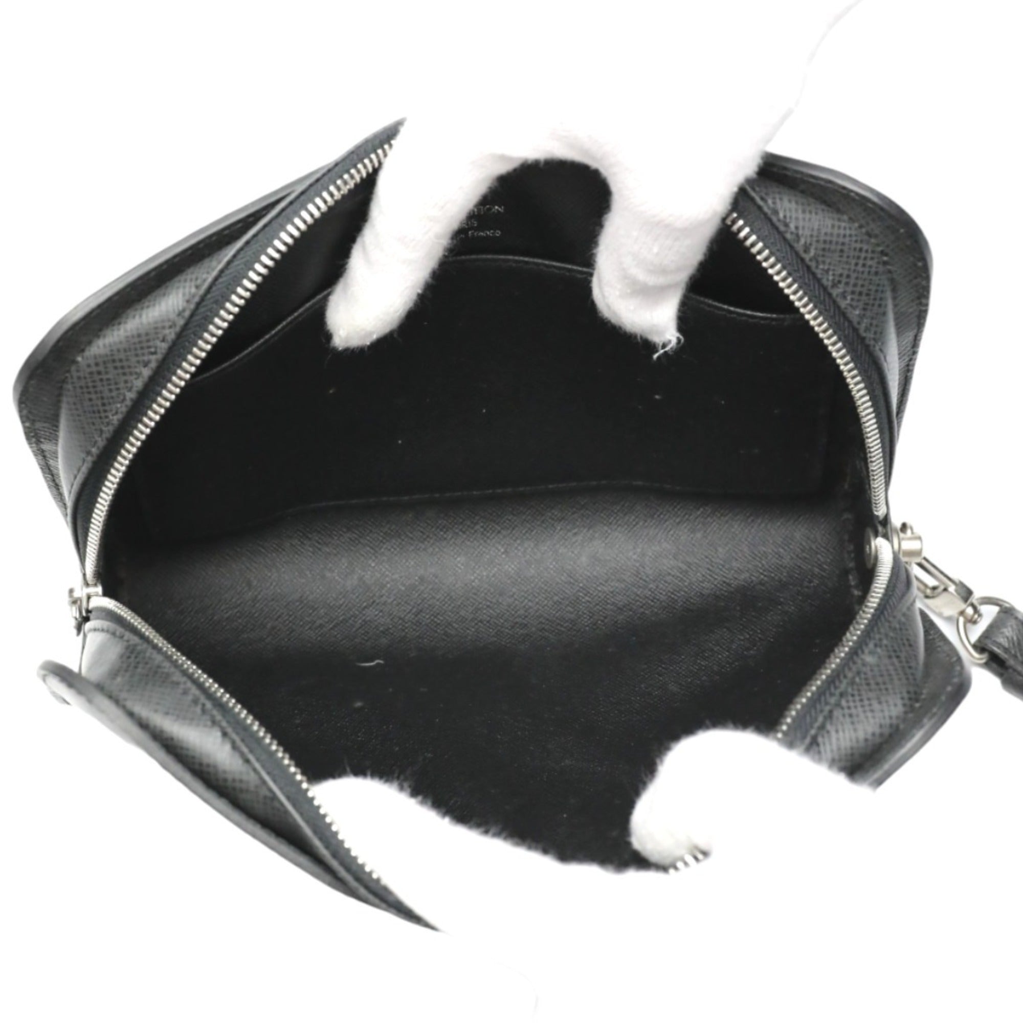Louis Vuitton Taiga Ardoise Black Taiga Leather Handbag