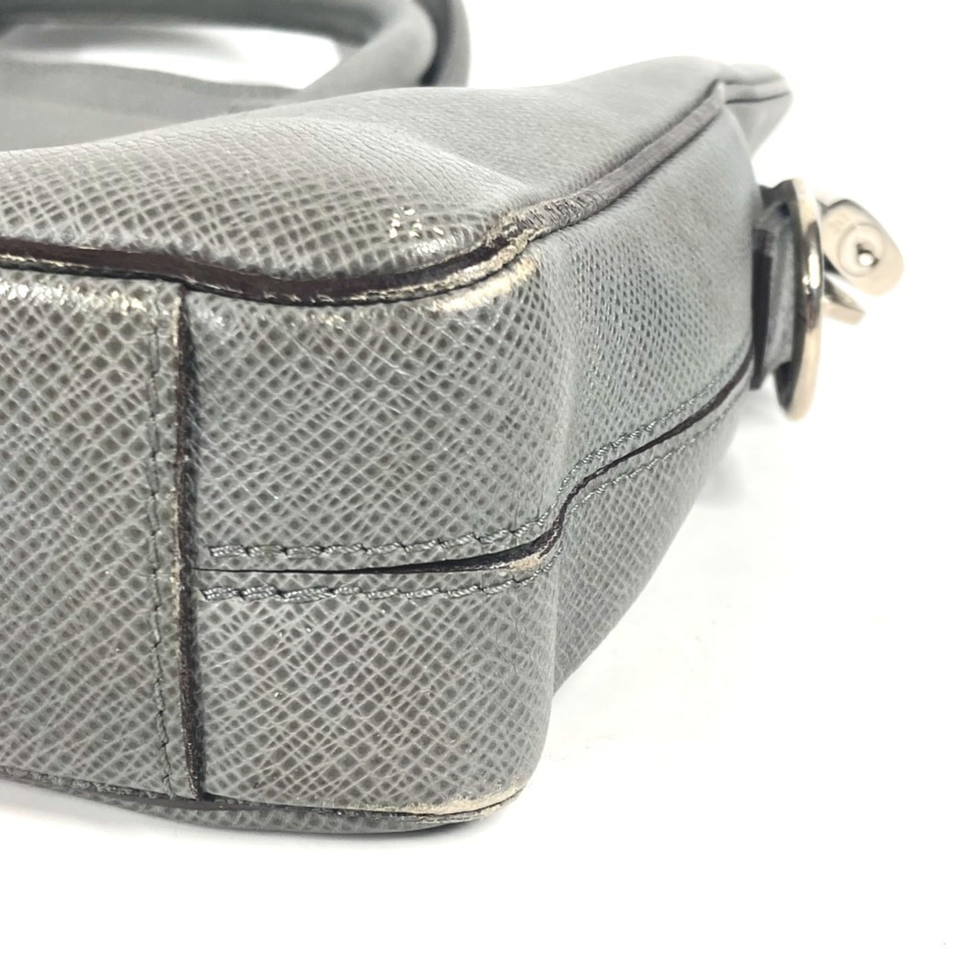 Louis Vuitton Glacier Gray Taiga Leather Leather Briefcase