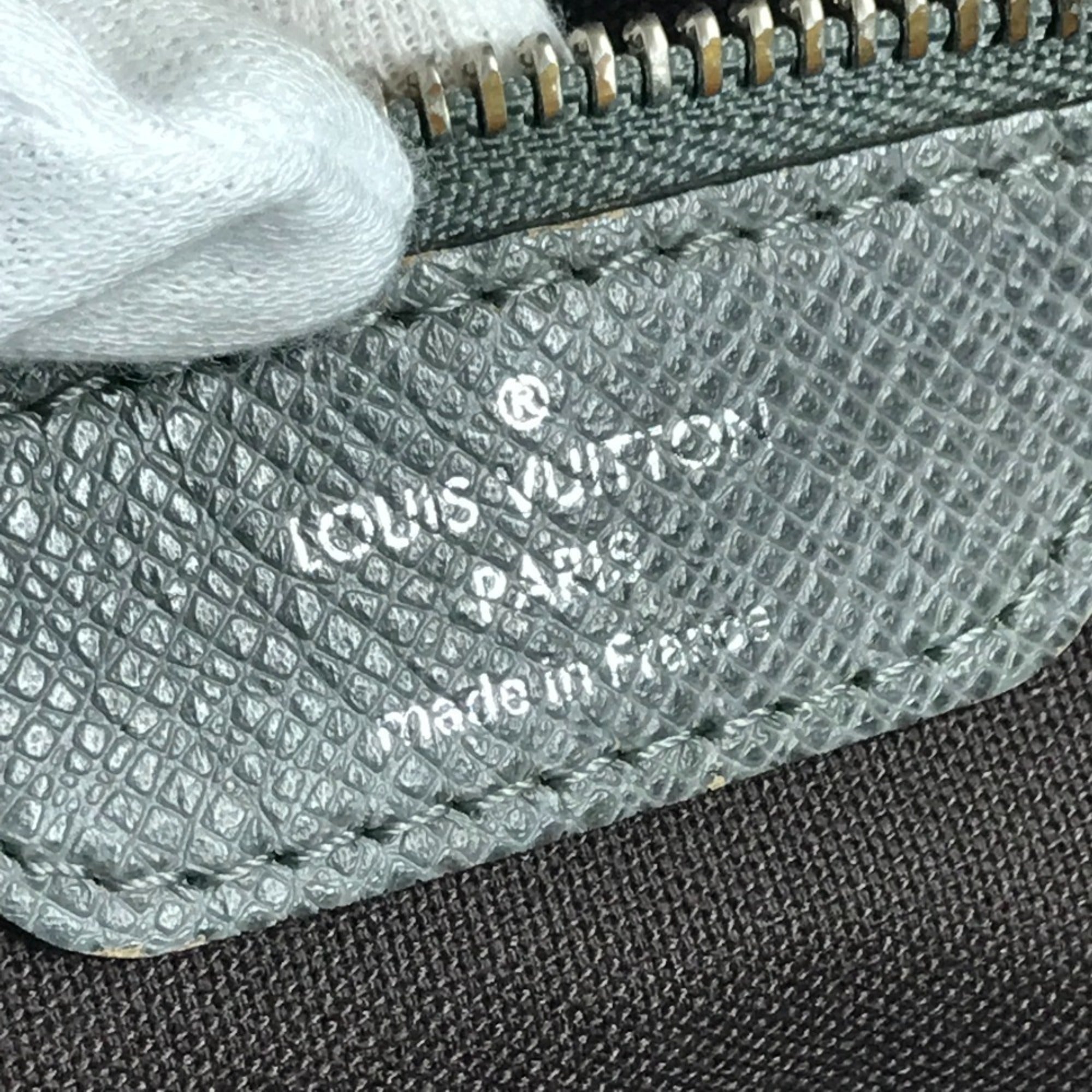 Louis Vuitton Glacier Gray Taiga Leather Messenger Bag Shoulder Bag