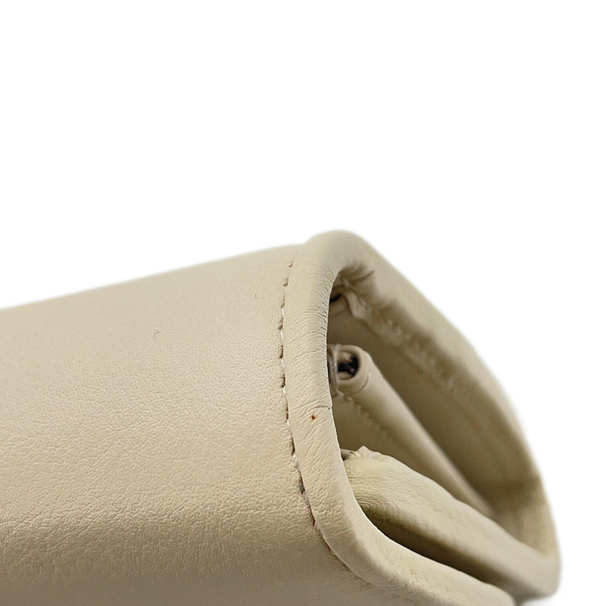 Gucci Off-White White Leather Chain/Shoulder Wallet (Pre-Owned)