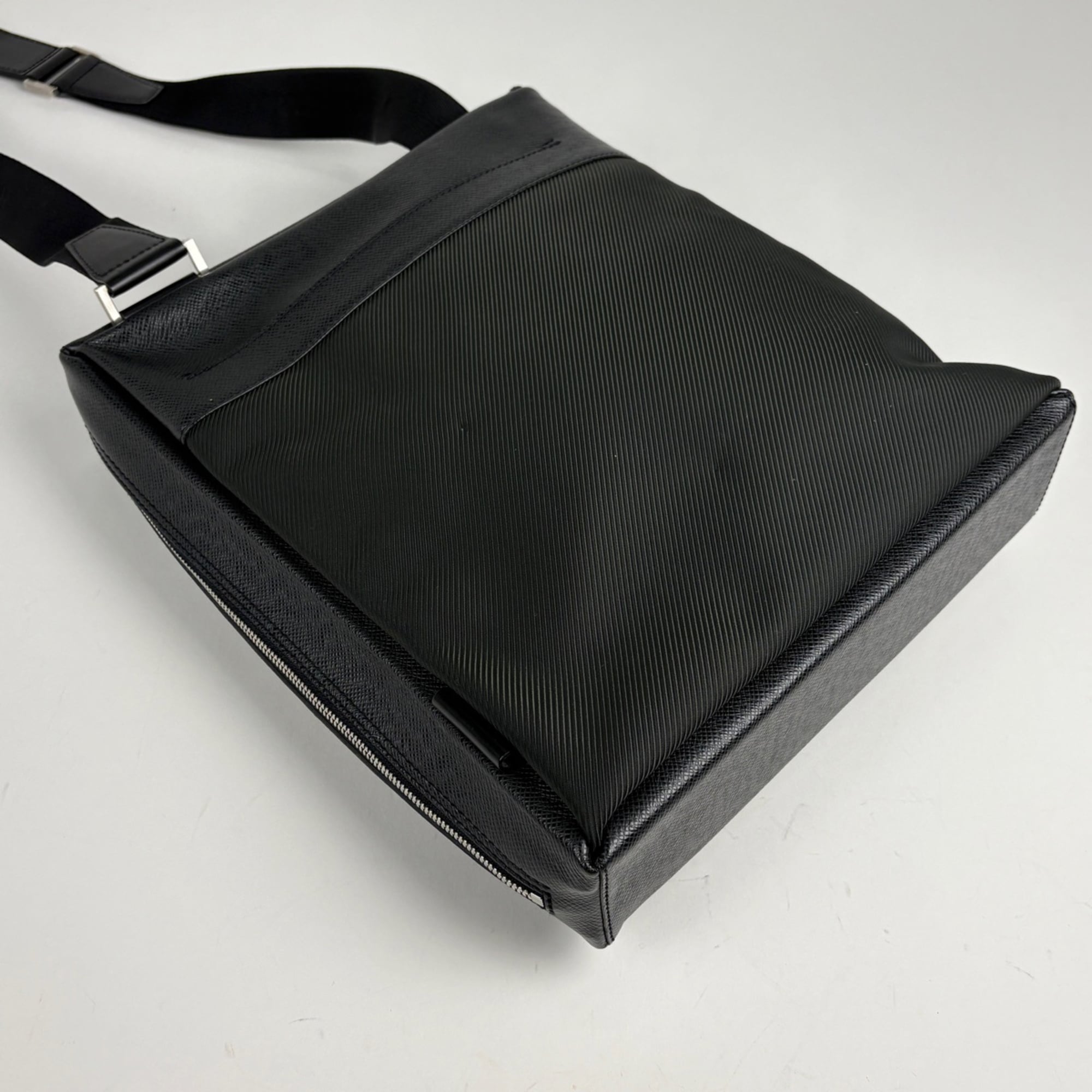Louis Vuitton Ardoise Taiga Leather Shoulder Bag