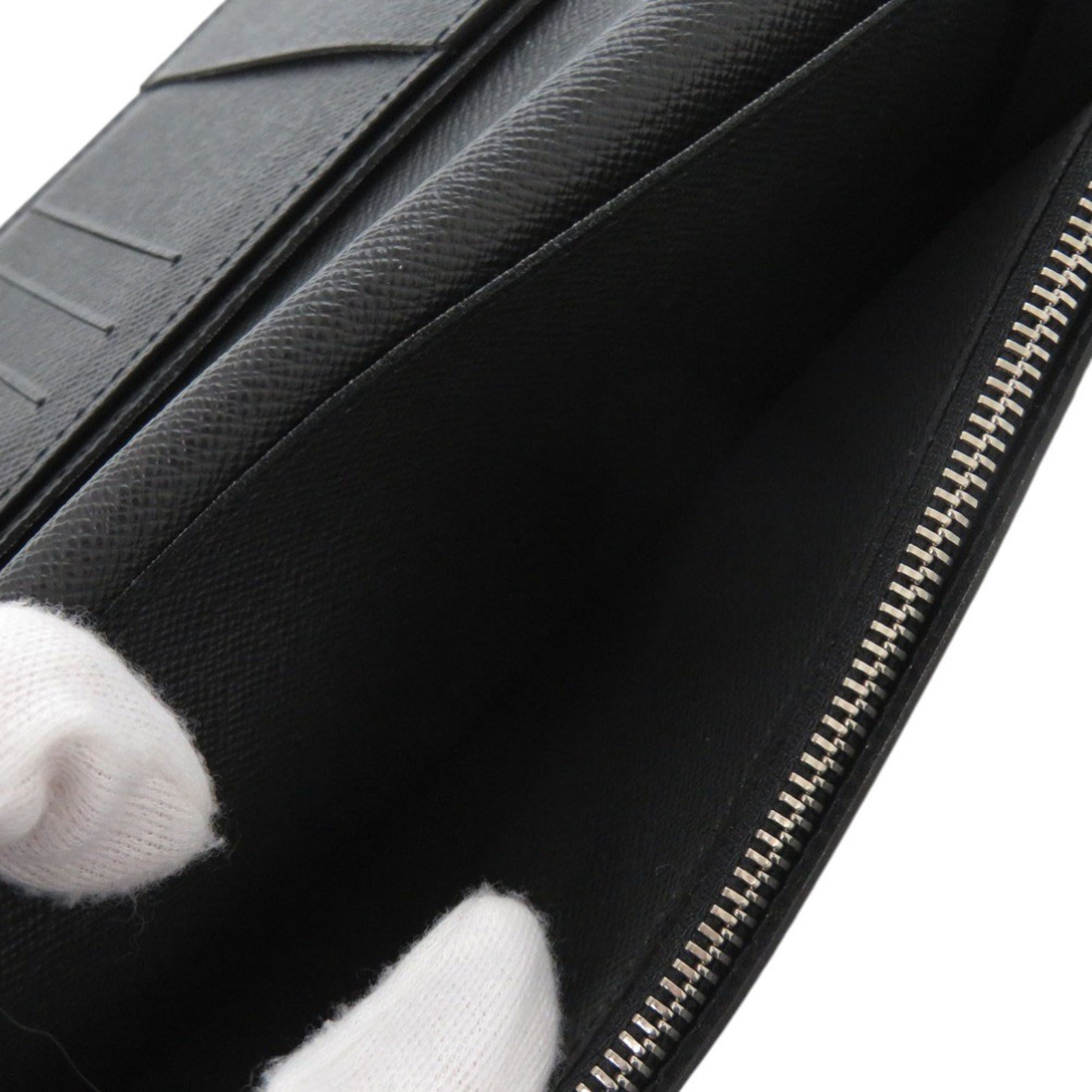 Louis Vuitton Black Noir Taiga Leather Leather Long Wallet