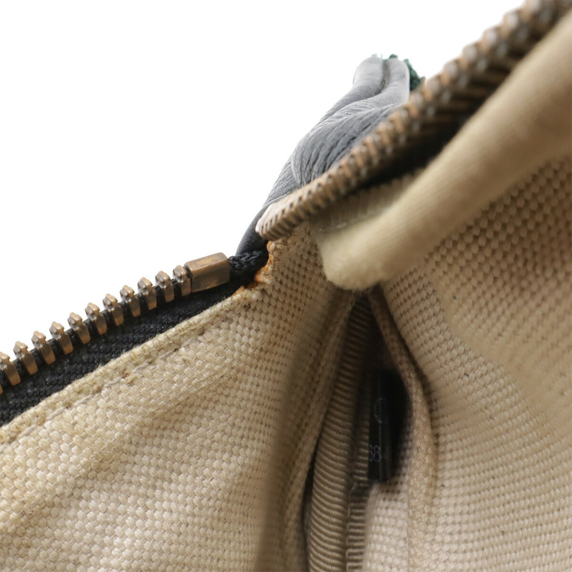 Gucci Black Leather Sling Bag (Pre-Owned)