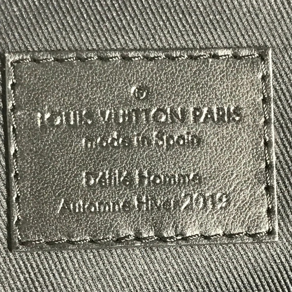 Louis Vuitton Taiga Ardoise Black Taiga Leather Pochette Shoulder Bag