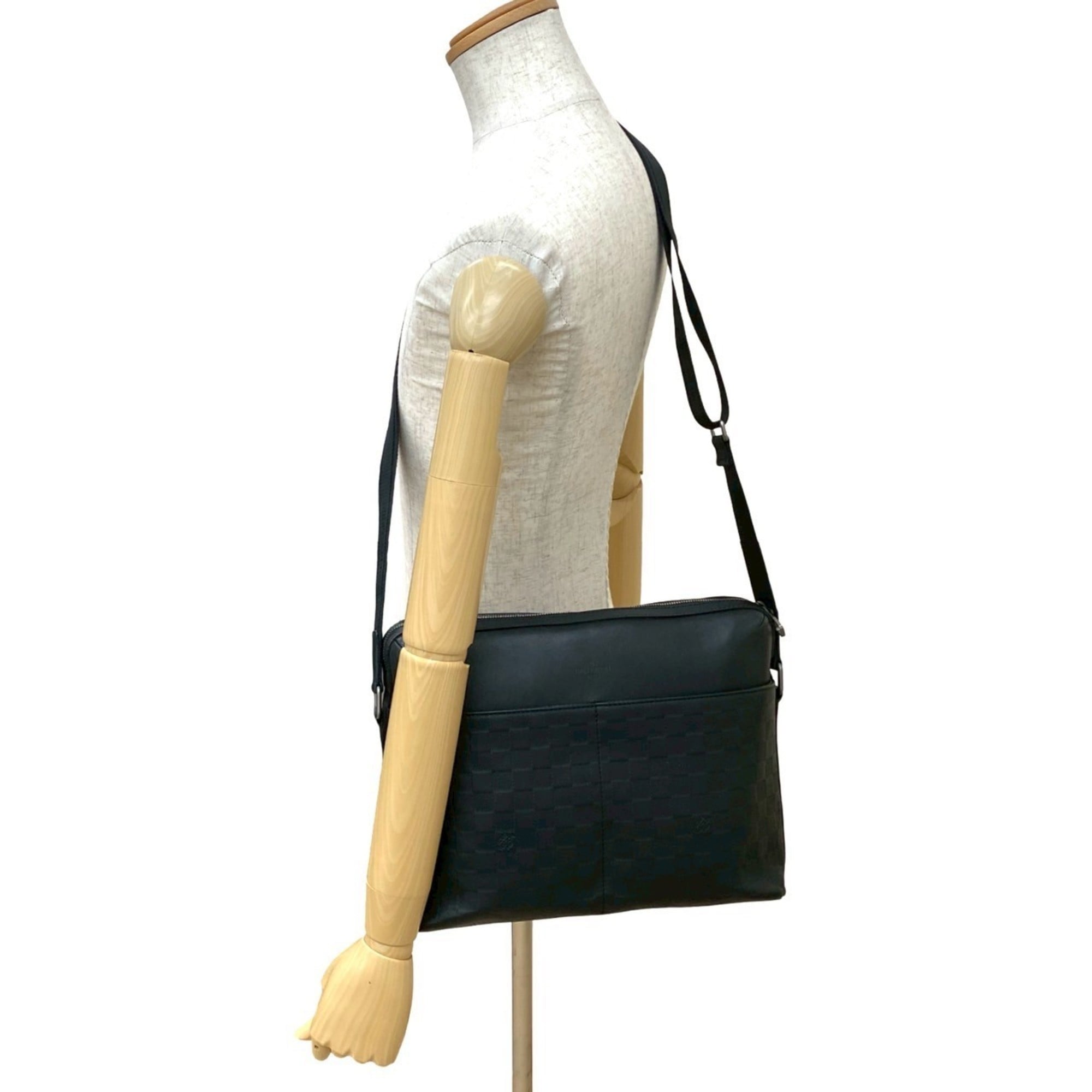 Louis Vuitton Black Leather Pochette Shoulder Bag