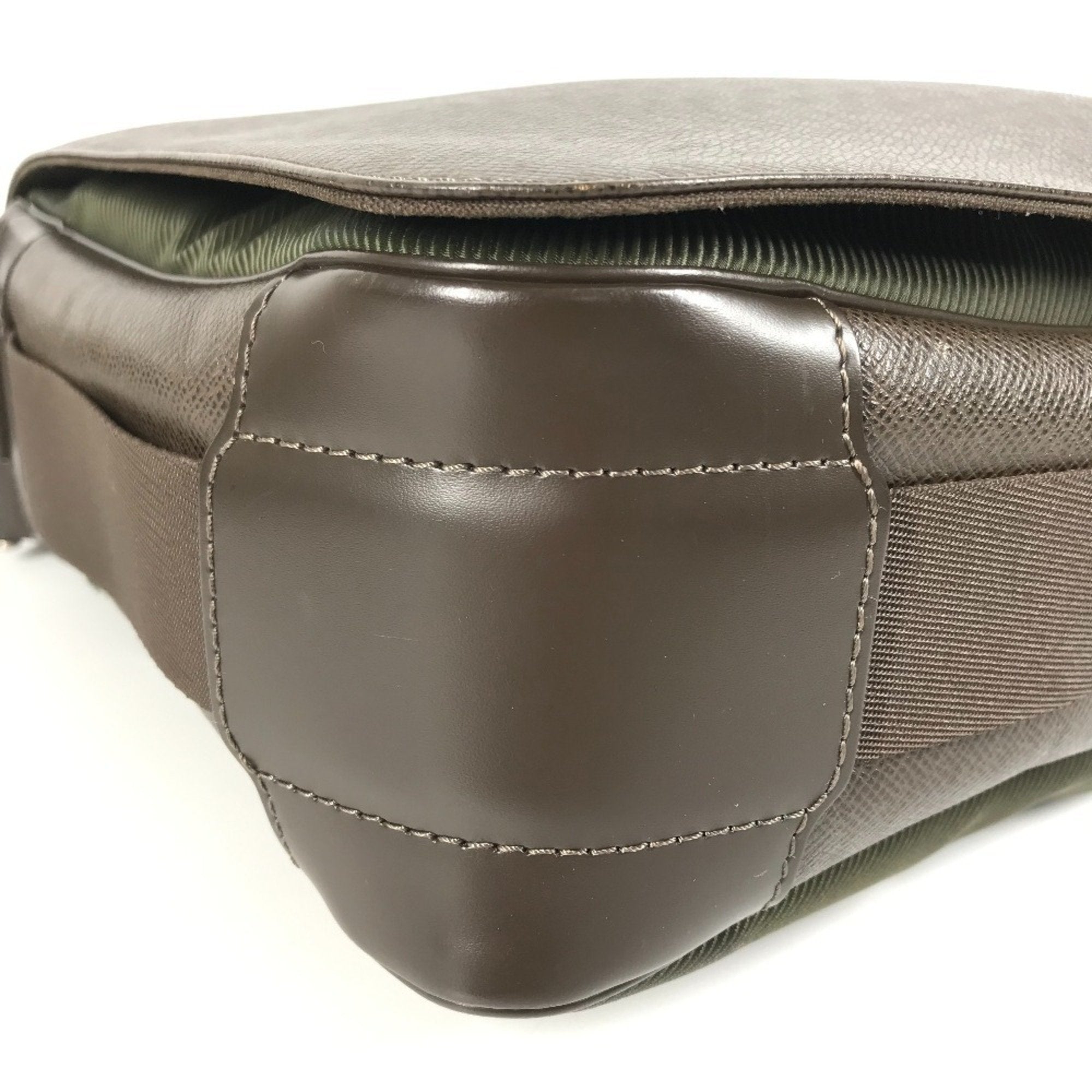 Louis Vuitton Brown Grizzly Taiga Leather Messenger Bag Shoulder Bag