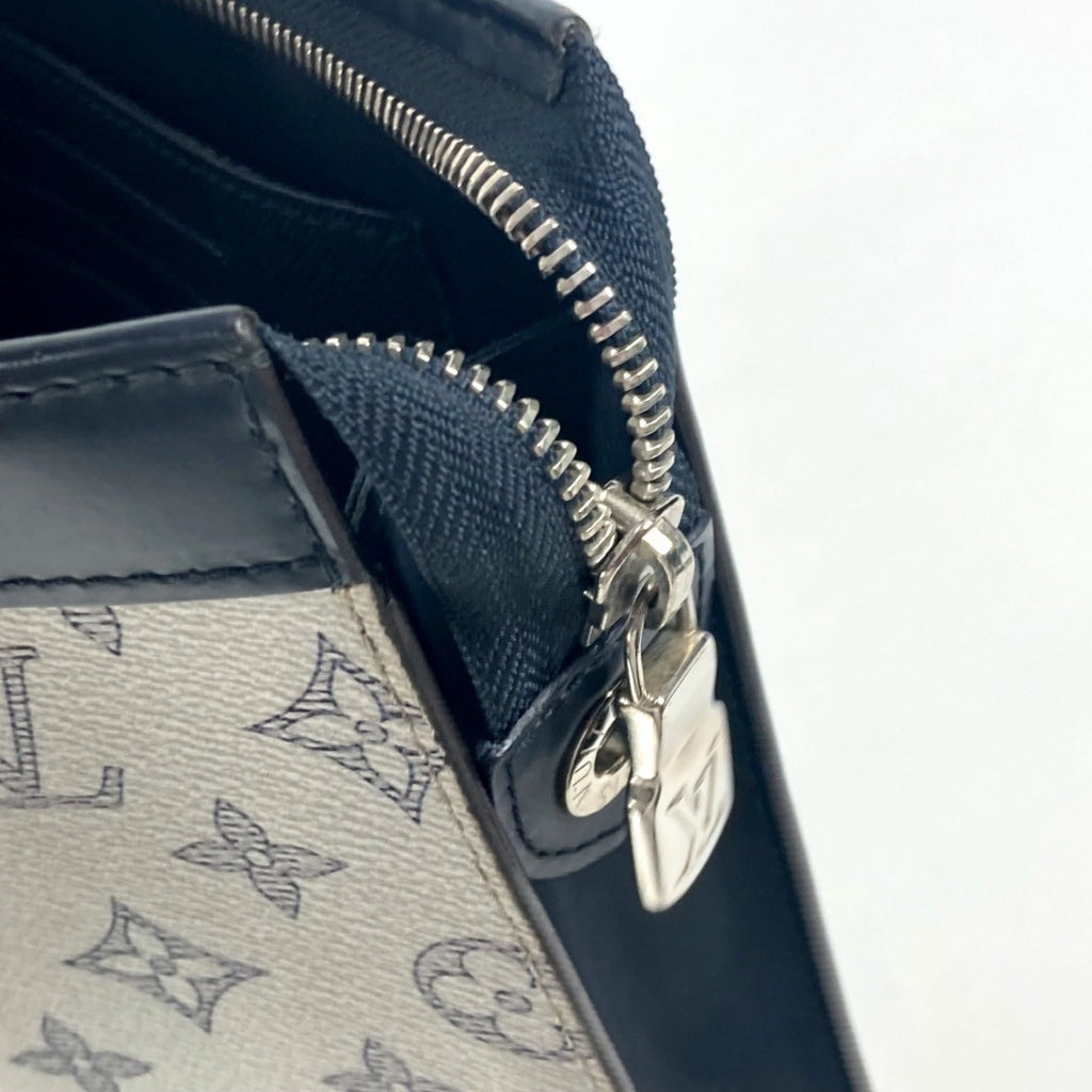 Louis Vuitton Navy White Leather Clutch Bag Pochette Pouch