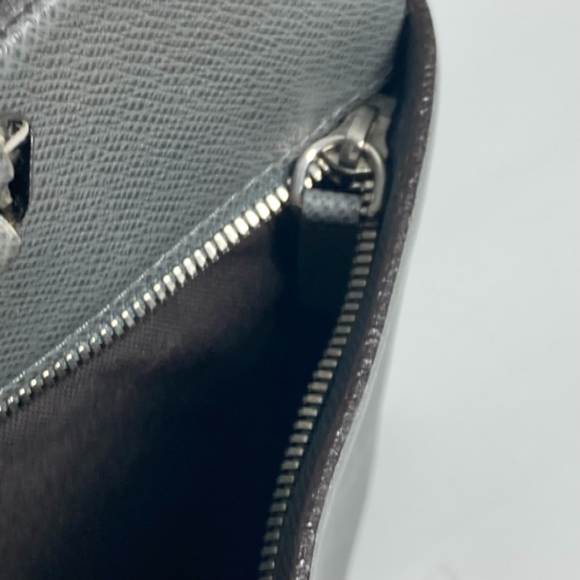 Louis Vuitton Glacier Gray Taiga Leather Leather Briefcase