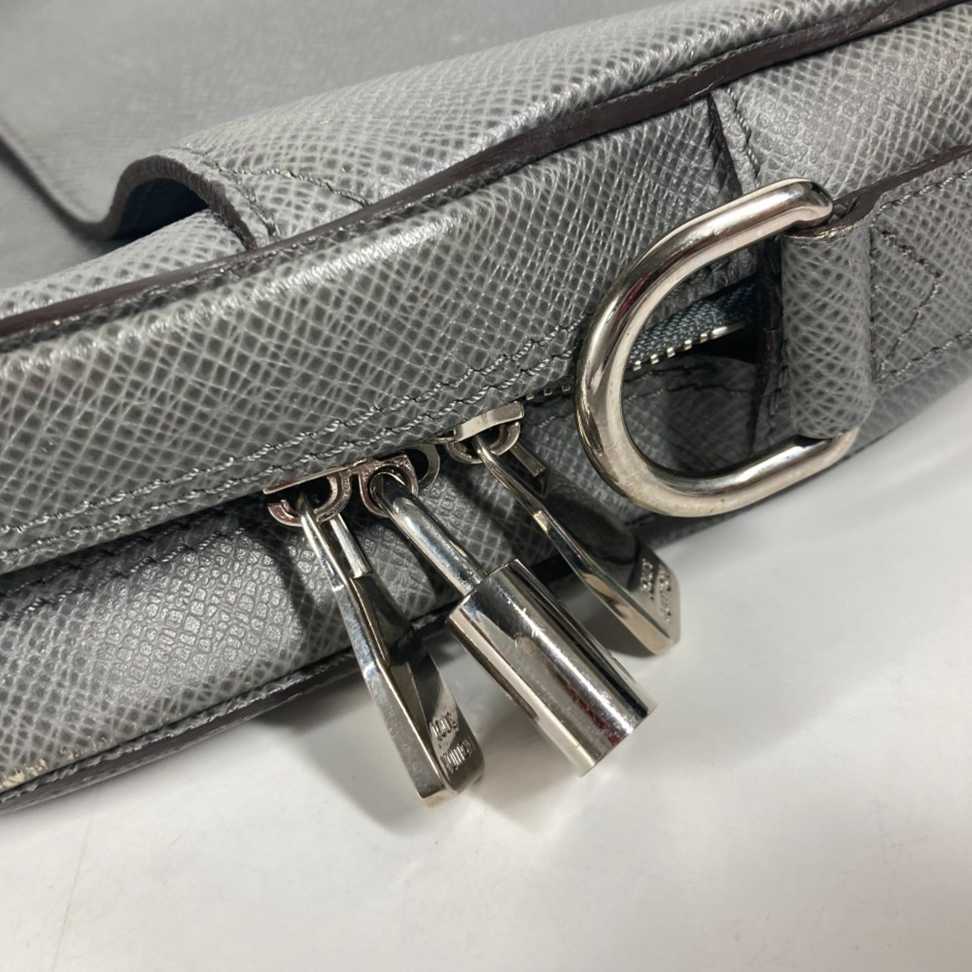 Louis Vuitton Glacier Gray Taiga Leather Leather Briefcase