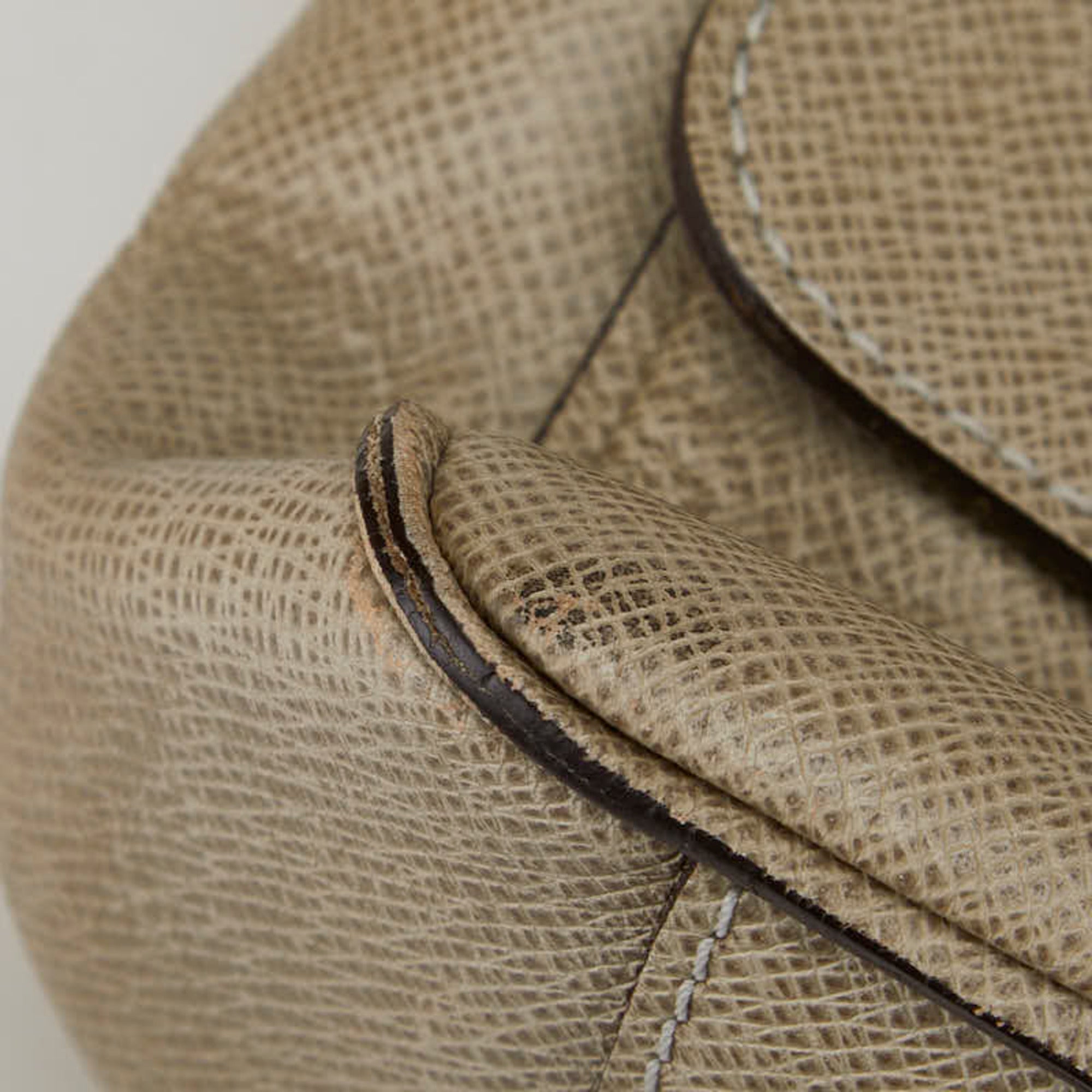 Louis Vuitton Taiga Beige Polaire Taiga Leather Shoulder Bag
