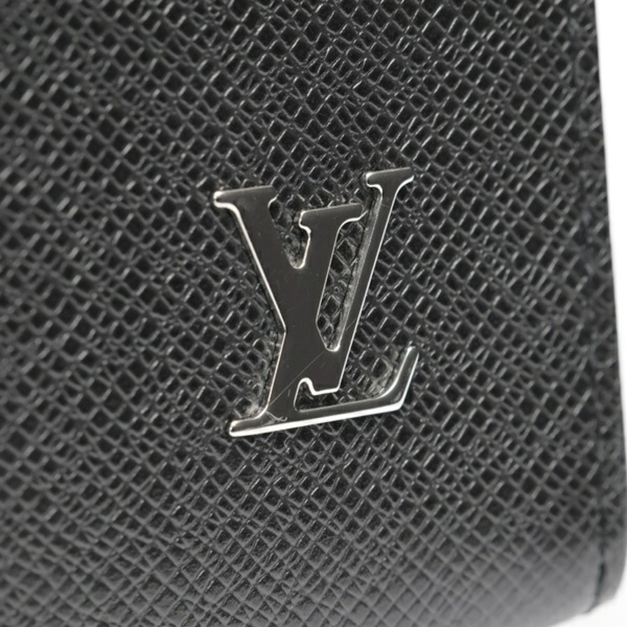 Louis Vuitton Black Taiga Leather Clutch Bag Pochette