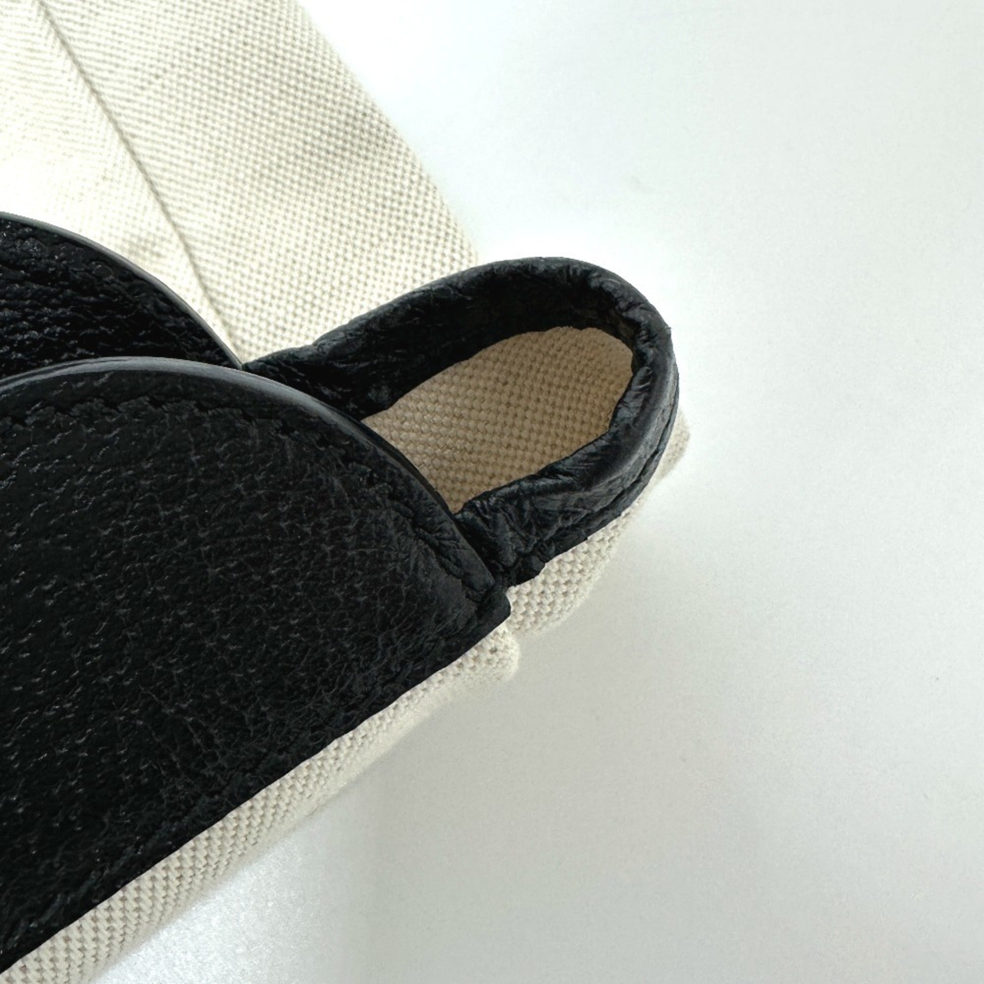Gucci Beige Black Canvas Leather Handbag (Pre-Owned)