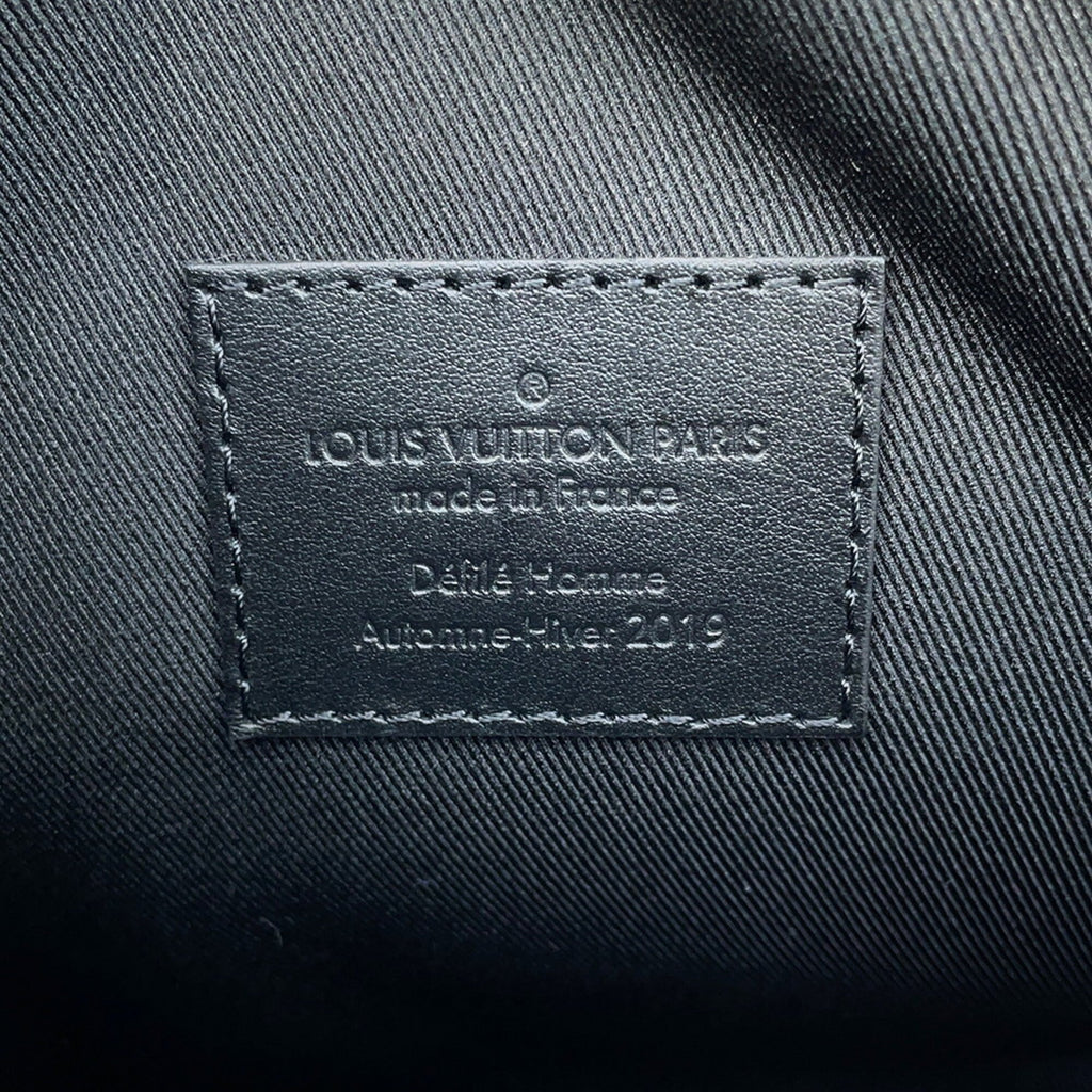 Louis Vuitton Taiga Black Noir Taiga Leather Handbag Shoulder Bag