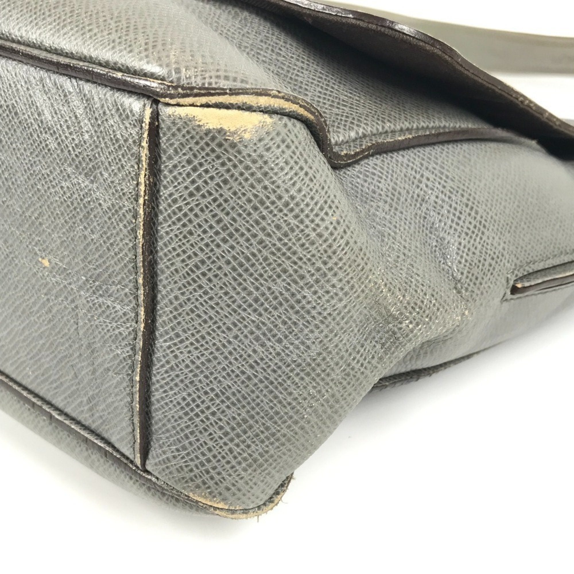 Louis Vuitton Glacier Gray Taiga Leather Messenger Bag Shoulder Bag