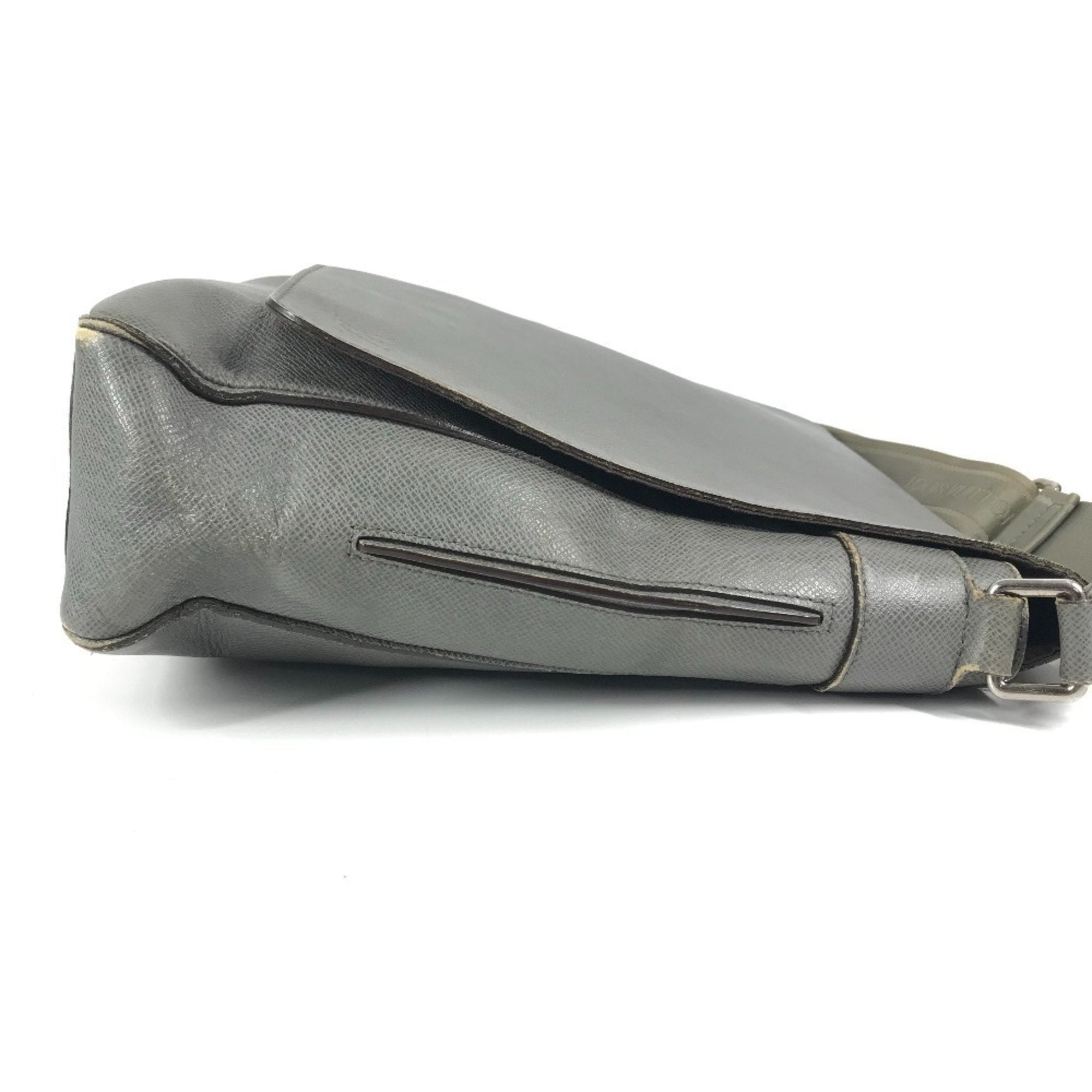 Louis Vuitton Glacier Gray Taiga Leather Messenger Bag Shoulder Bag