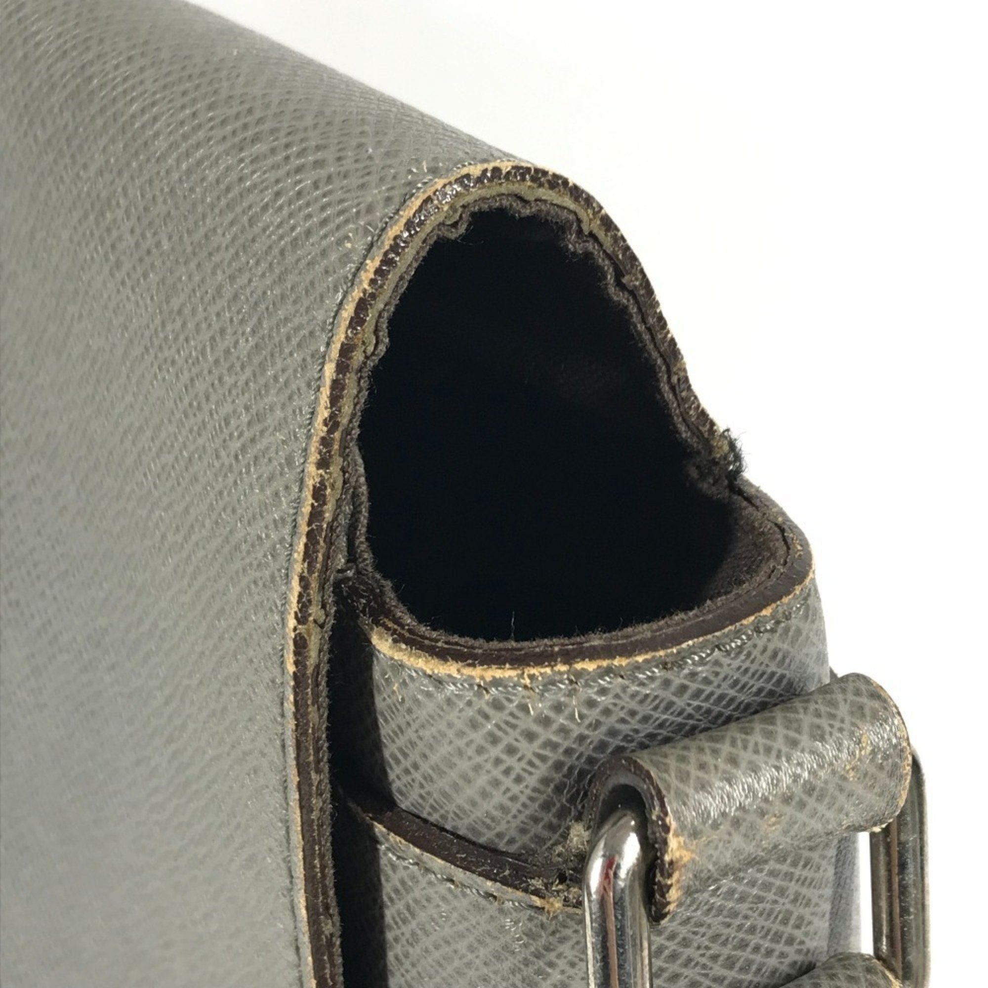 Louis Vuitton Glacier Gray Taiga Leather Messenger Bag Shoulder Bag