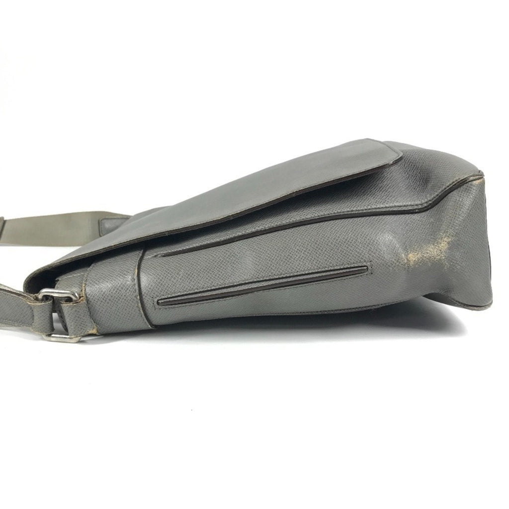 Louis Vuitton Glacier Gray Taiga Leather Messenger Bag Shoulder Bag
