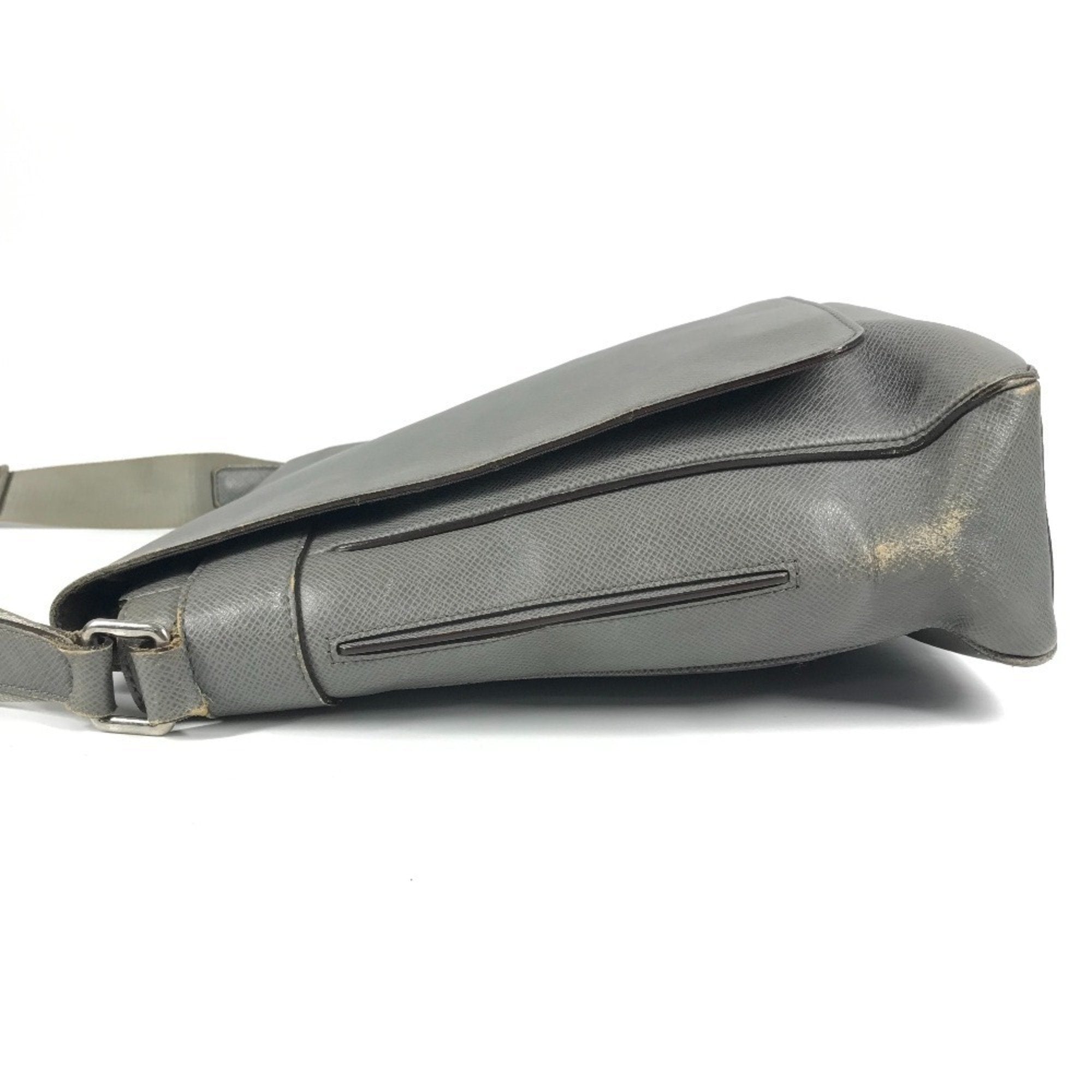Louis Vuitton Glacier Gray Taiga Leather Messenger Bag Shoulder Bag