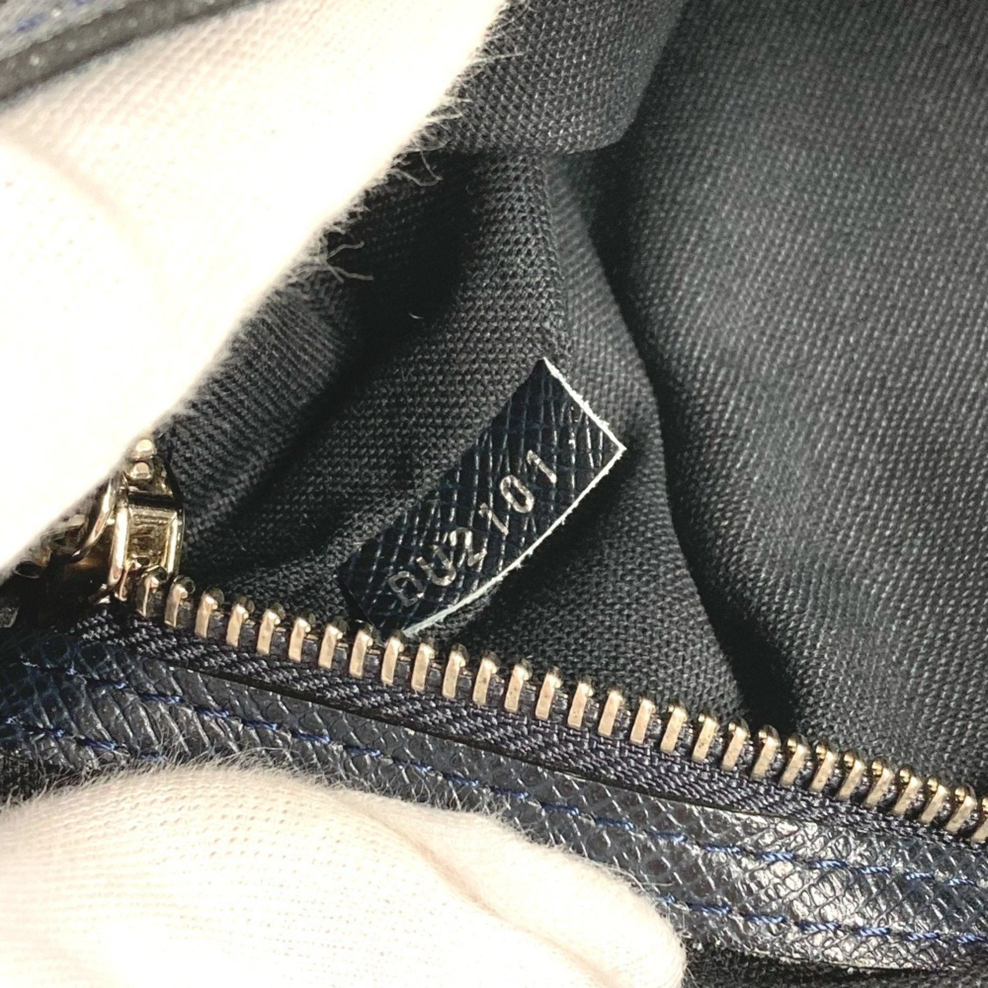 Louis Vuitton Boreal Galle Navy Taiga Leather Messenger Bag Shoulder Bag