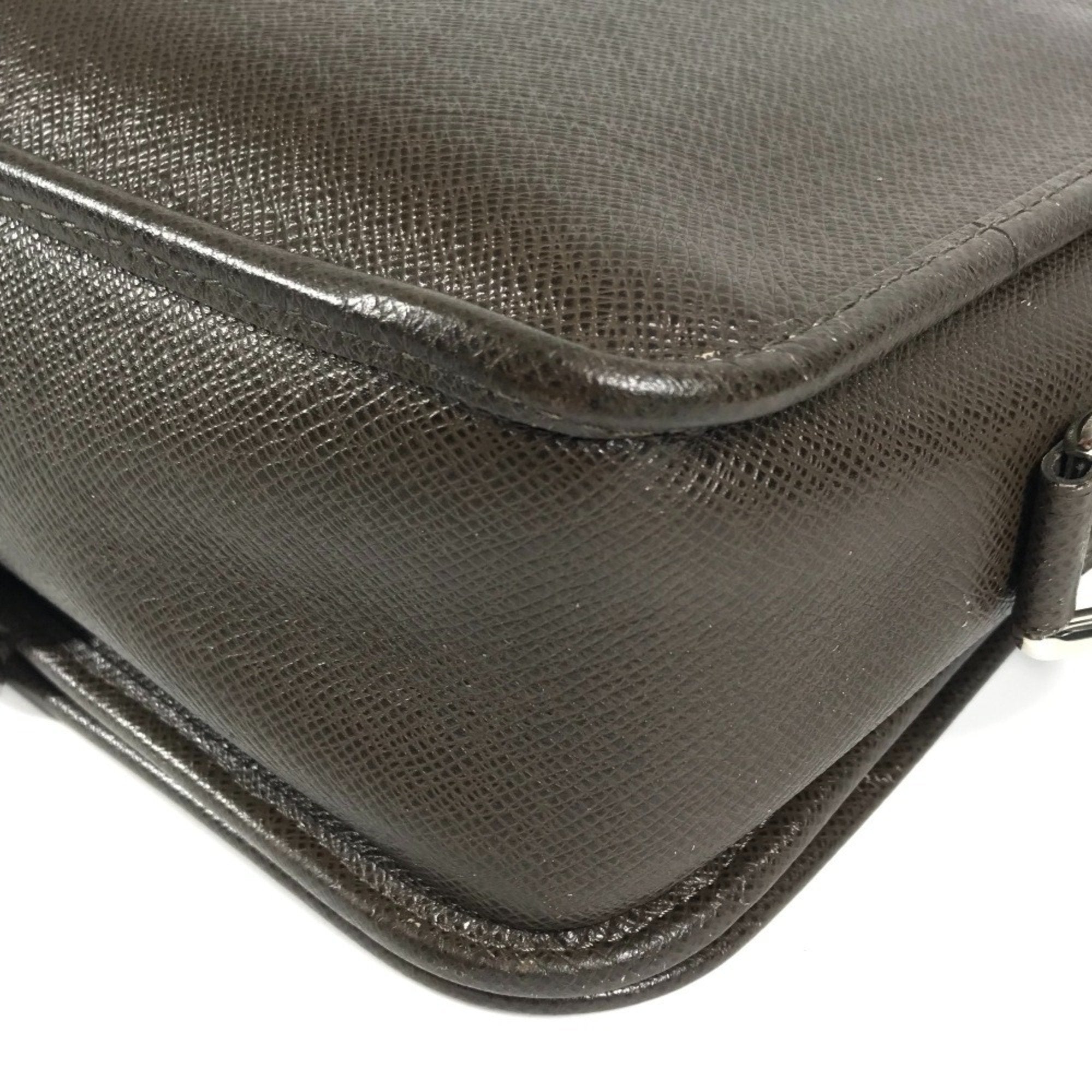 Louis Vuitton Brown Grizzly Taiga Leather Messenger Bag Shoulder Bag