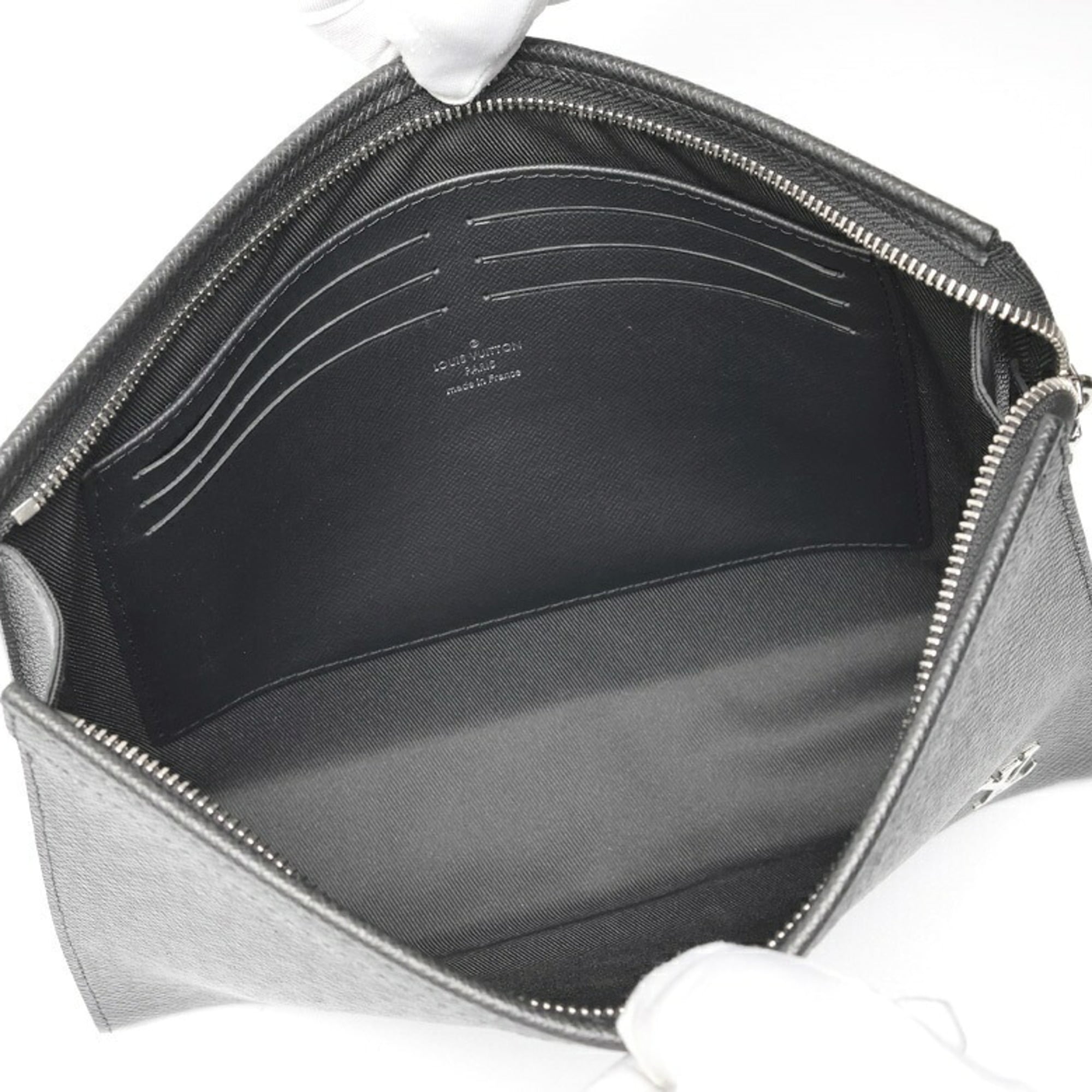 Louis Vuitton Black Taiga Leather Clutch Bag Pochette