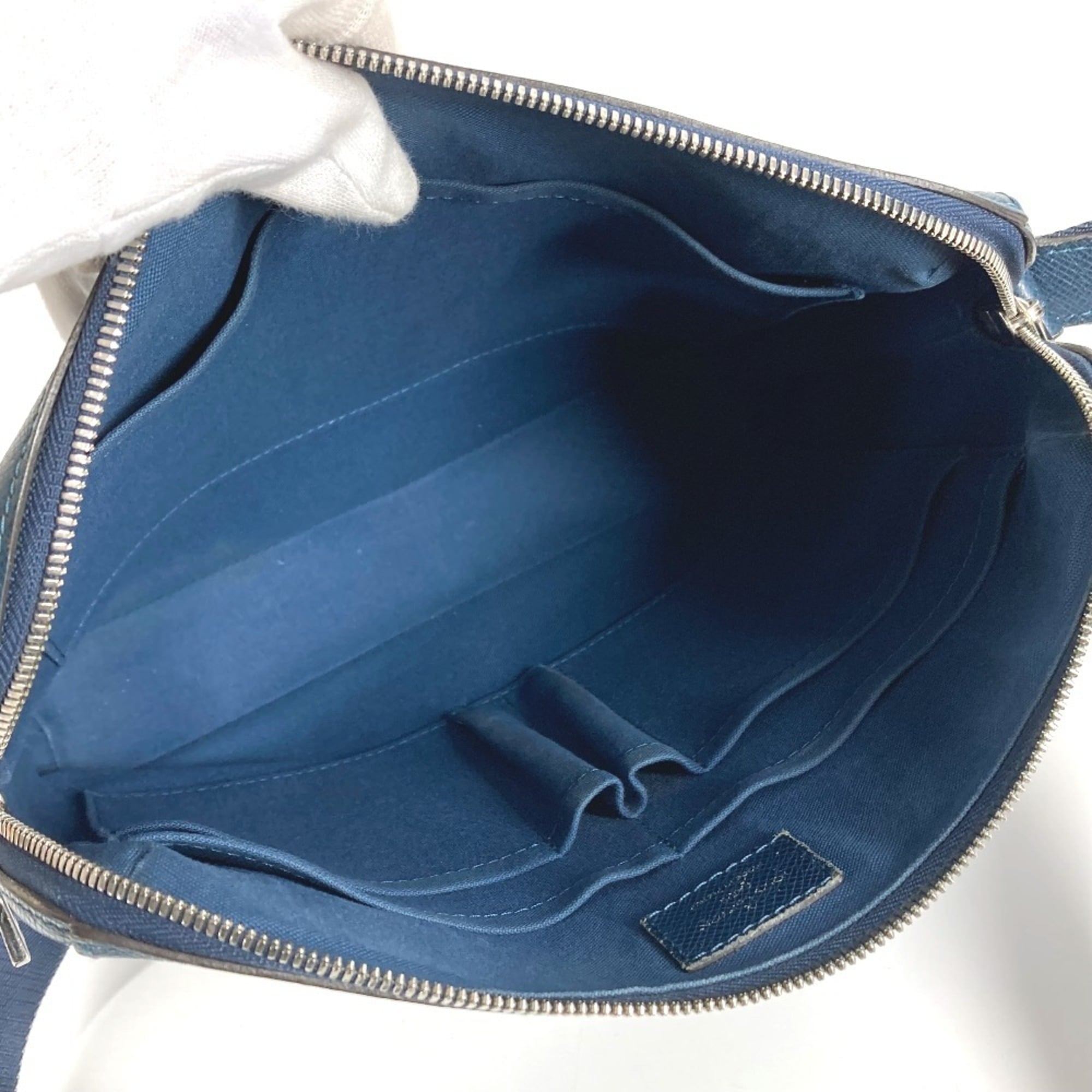 Louis Vuitton Navy Taiga Leather Leather Messenger Bag Shoulder Bag