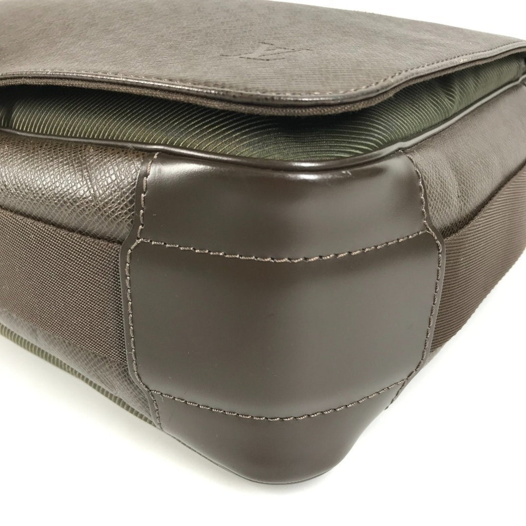 Louis Vuitton Brown Grizzly Taiga Leather Messenger Bag Shoulder Bag