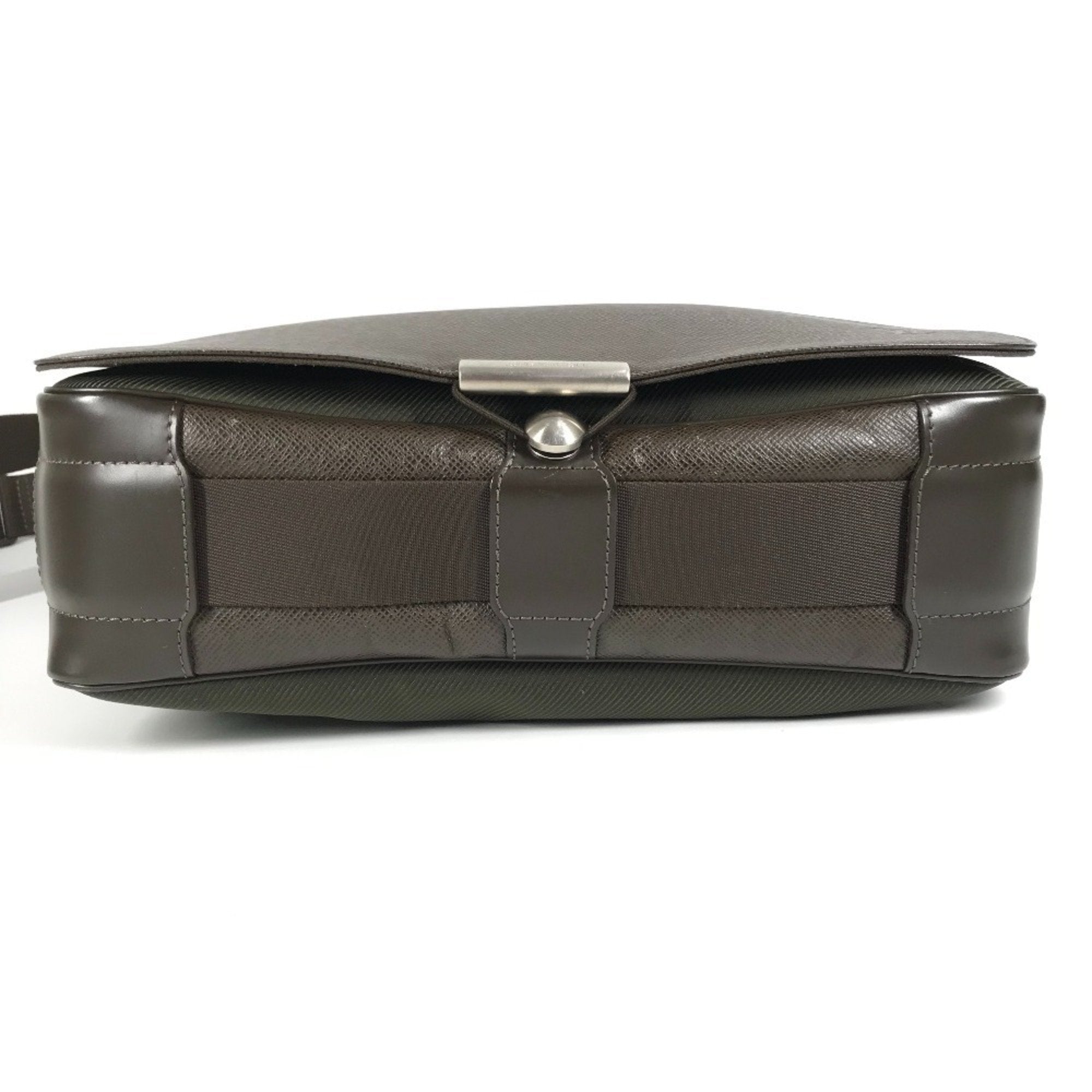 Louis Vuitton Brown Grizzly Taiga Leather Messenger Bag Shoulder Bag